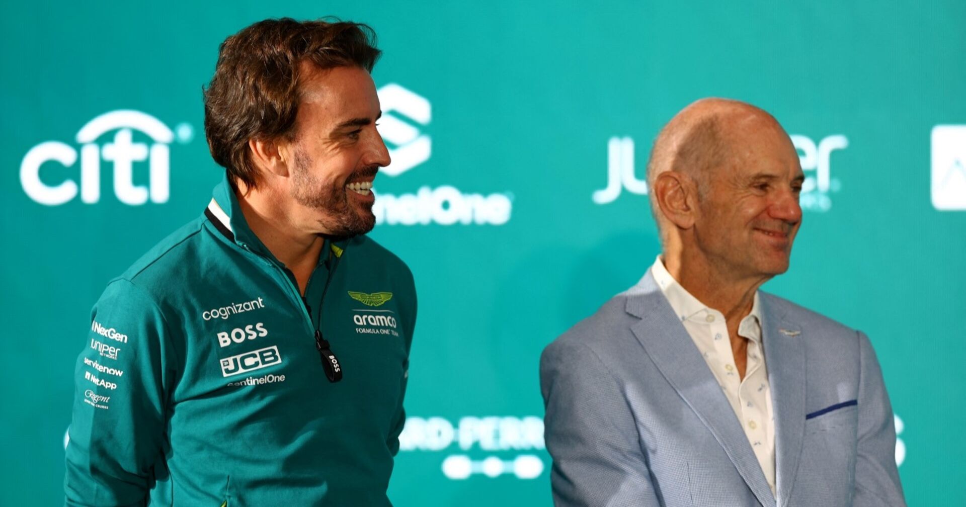 Aston Martin Pilot Fernando Alsonso und Chef-Designer Adrian Newey bei der Pressekonferenz