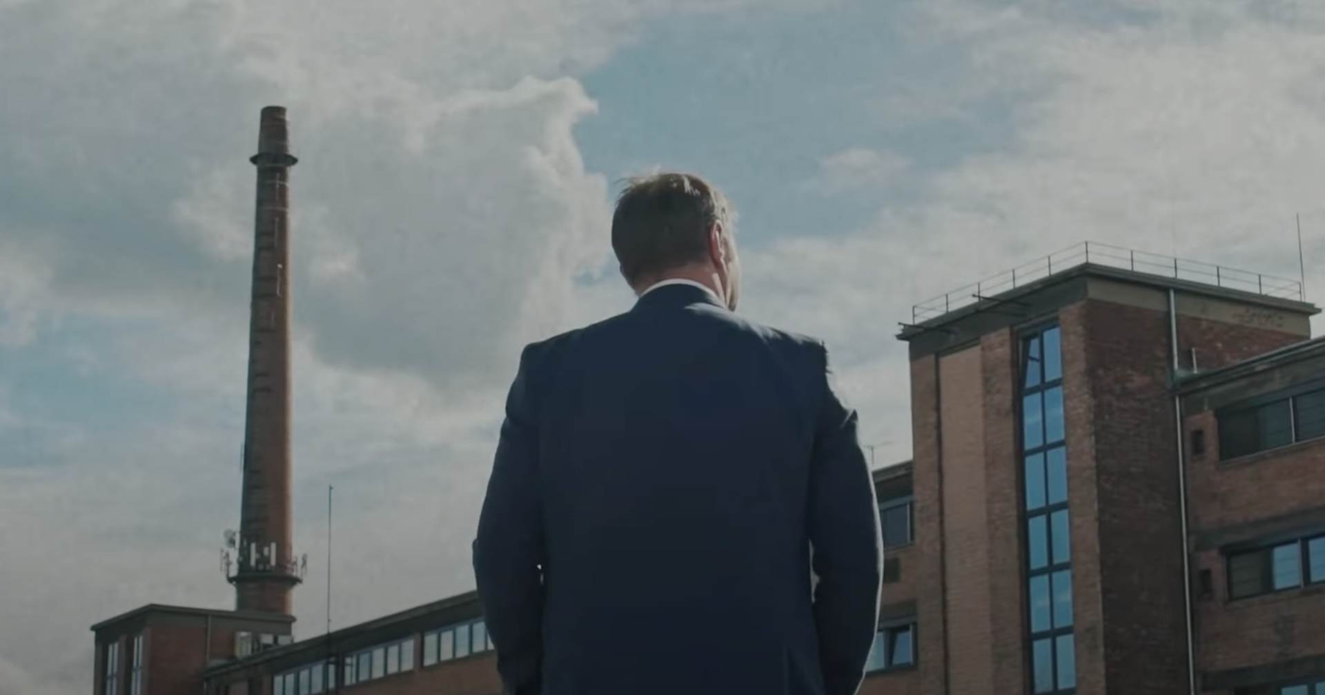 Andreas Babler blickt auf das Semperit-Werk, er steht mit dem Rücken zur Kamera