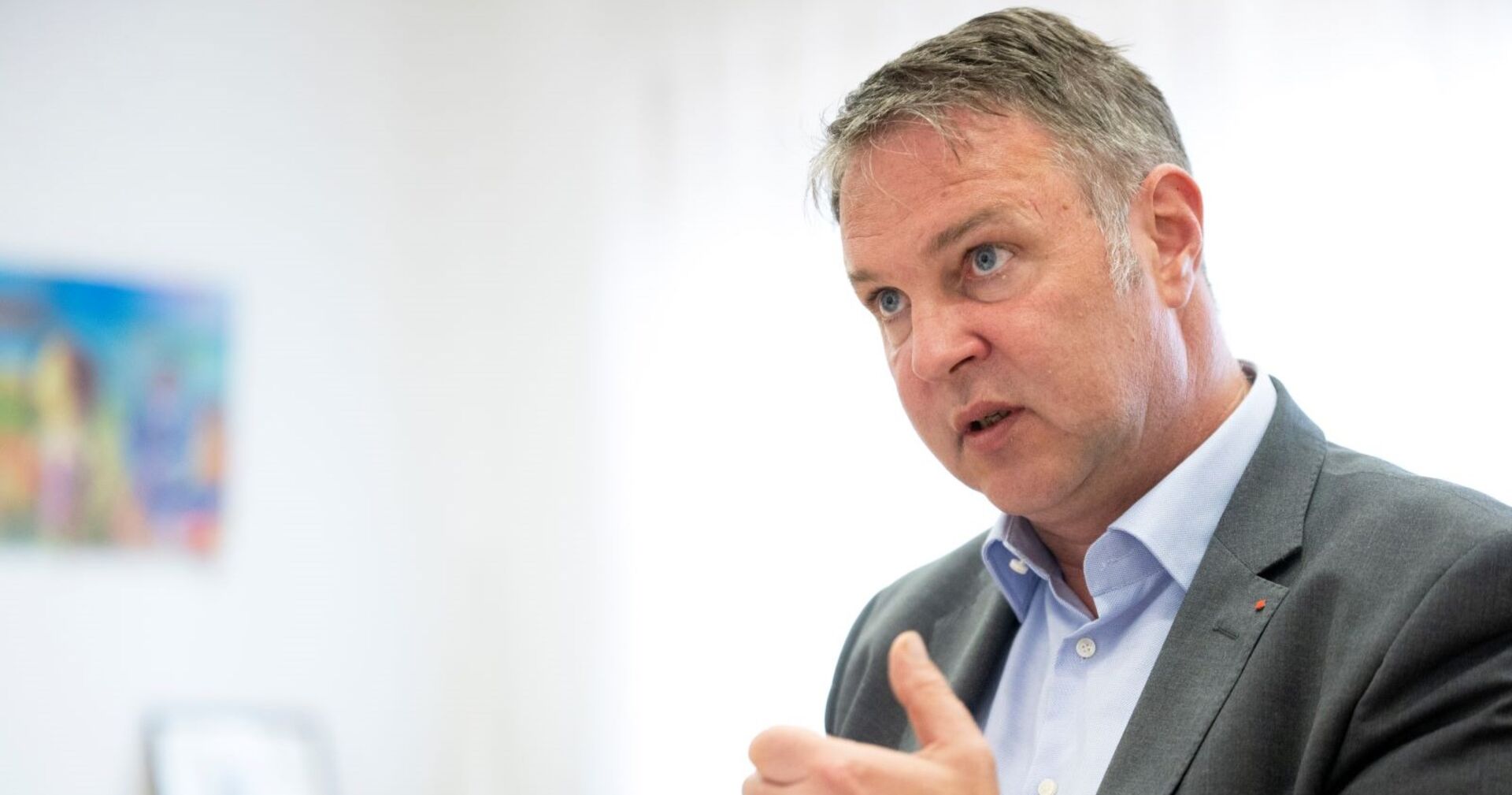 SPÖ-Chef Andreas Babler im Gespräch in seinem Büro