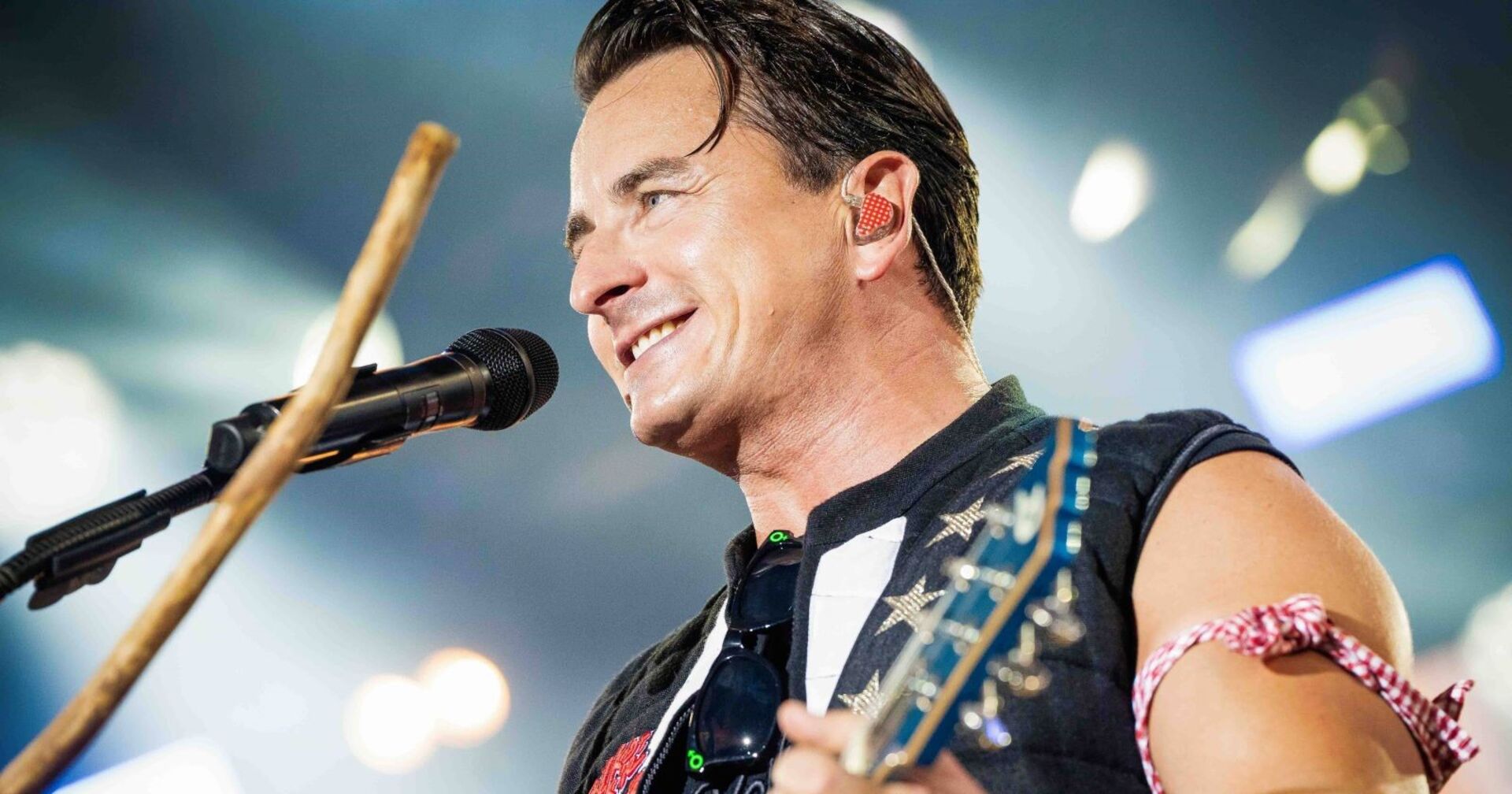Andreas Gabalier mit Gitarre auf der Bühne.