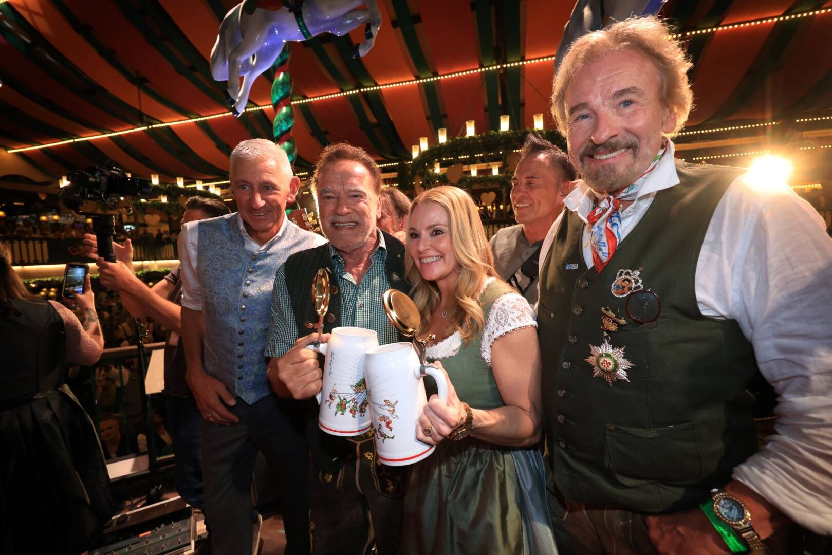 Arnold Schwarzenegger feiert mit Thomas Gottschalk im Festzelt.