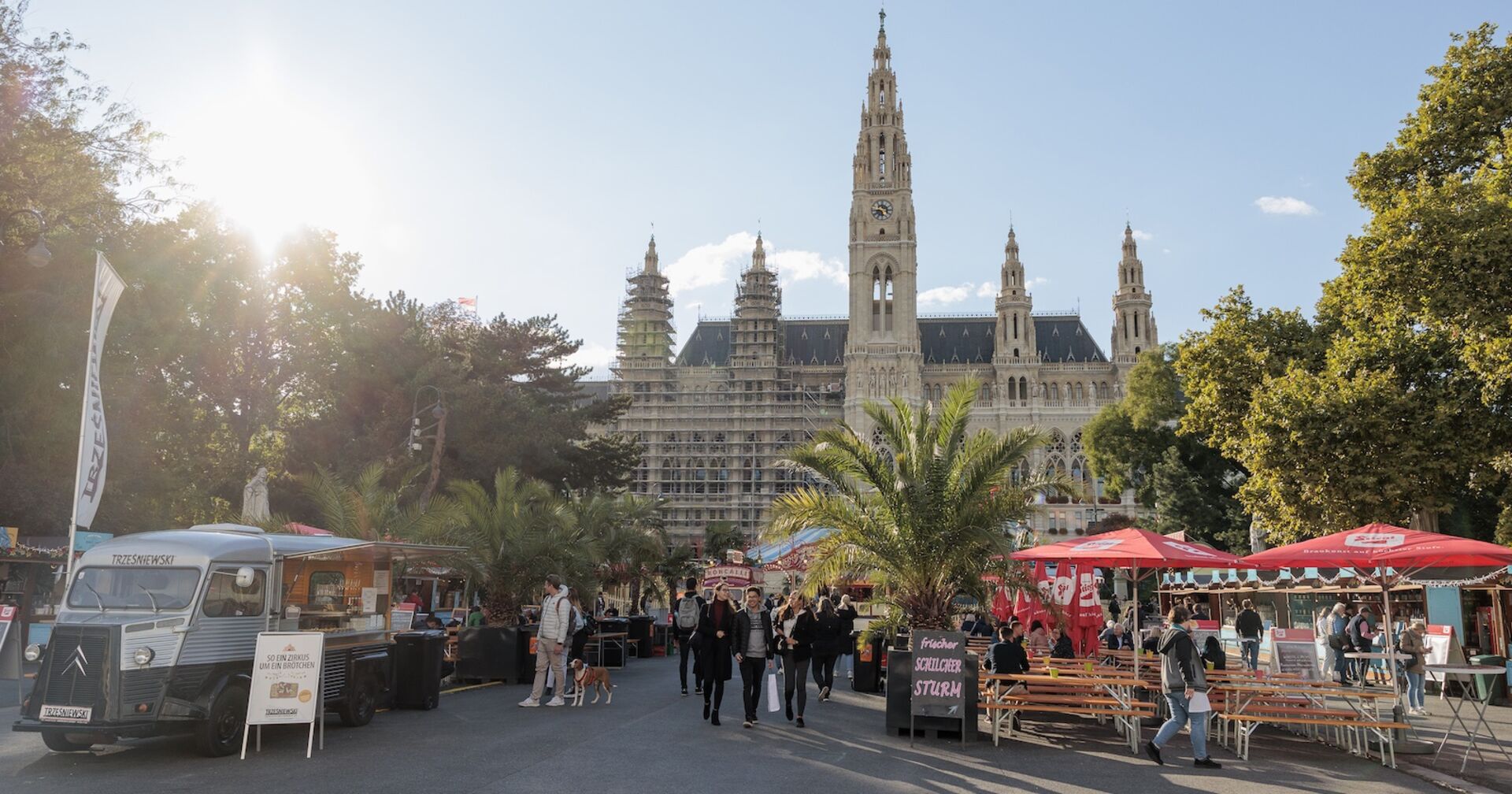 Food Trucks, Menschen und Bierbänke am Wiener Rathausplatz