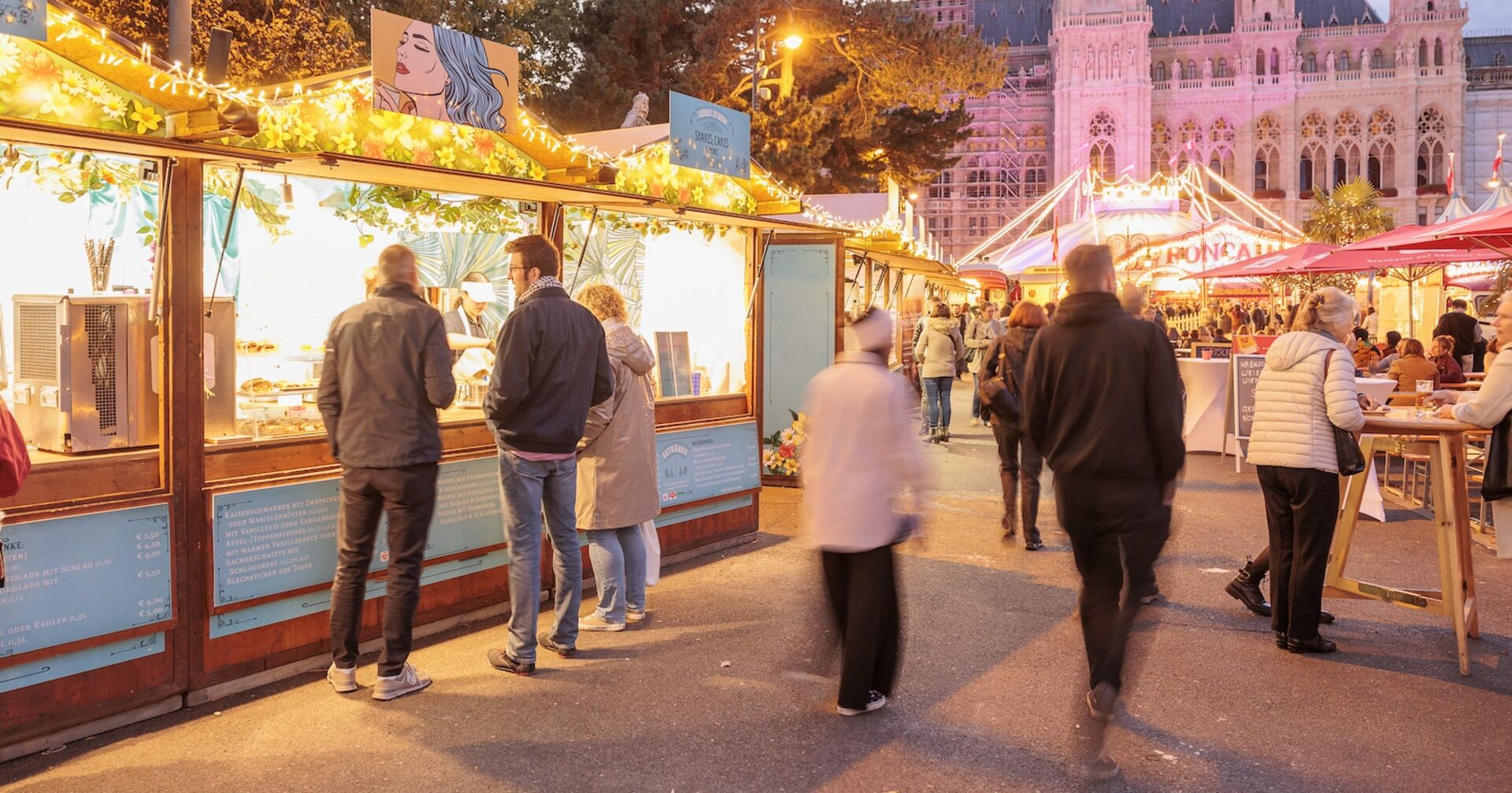 Menschen flanieren und gustieren an Kulinarikständen