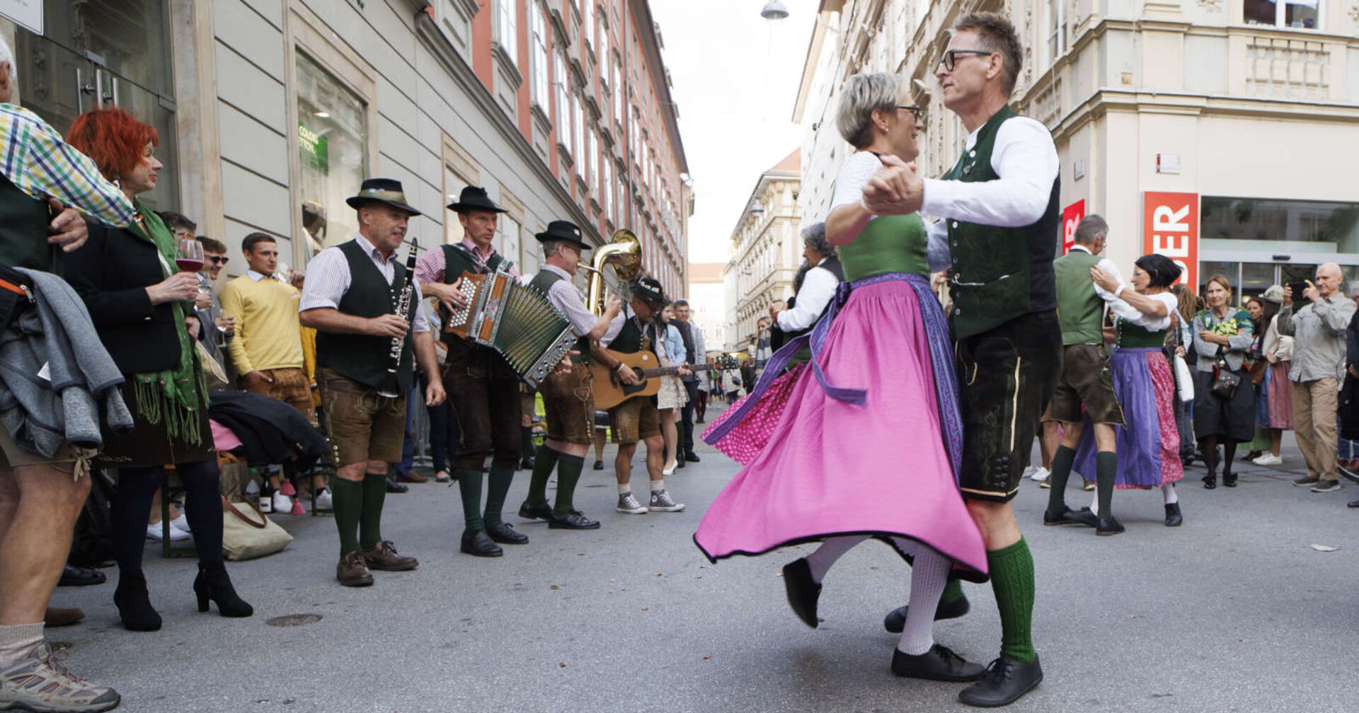 Mann und Frau tanzen in Tracht