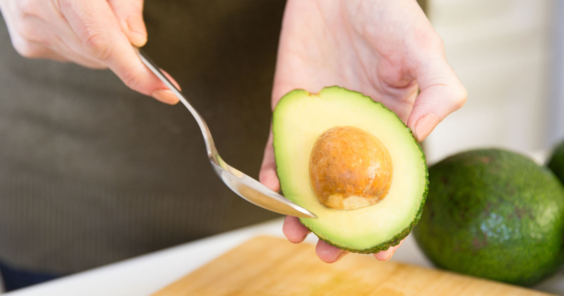 Jemand behandelt Avocado mit Löffel | Credit: iStock.com/MangoStar_Studio