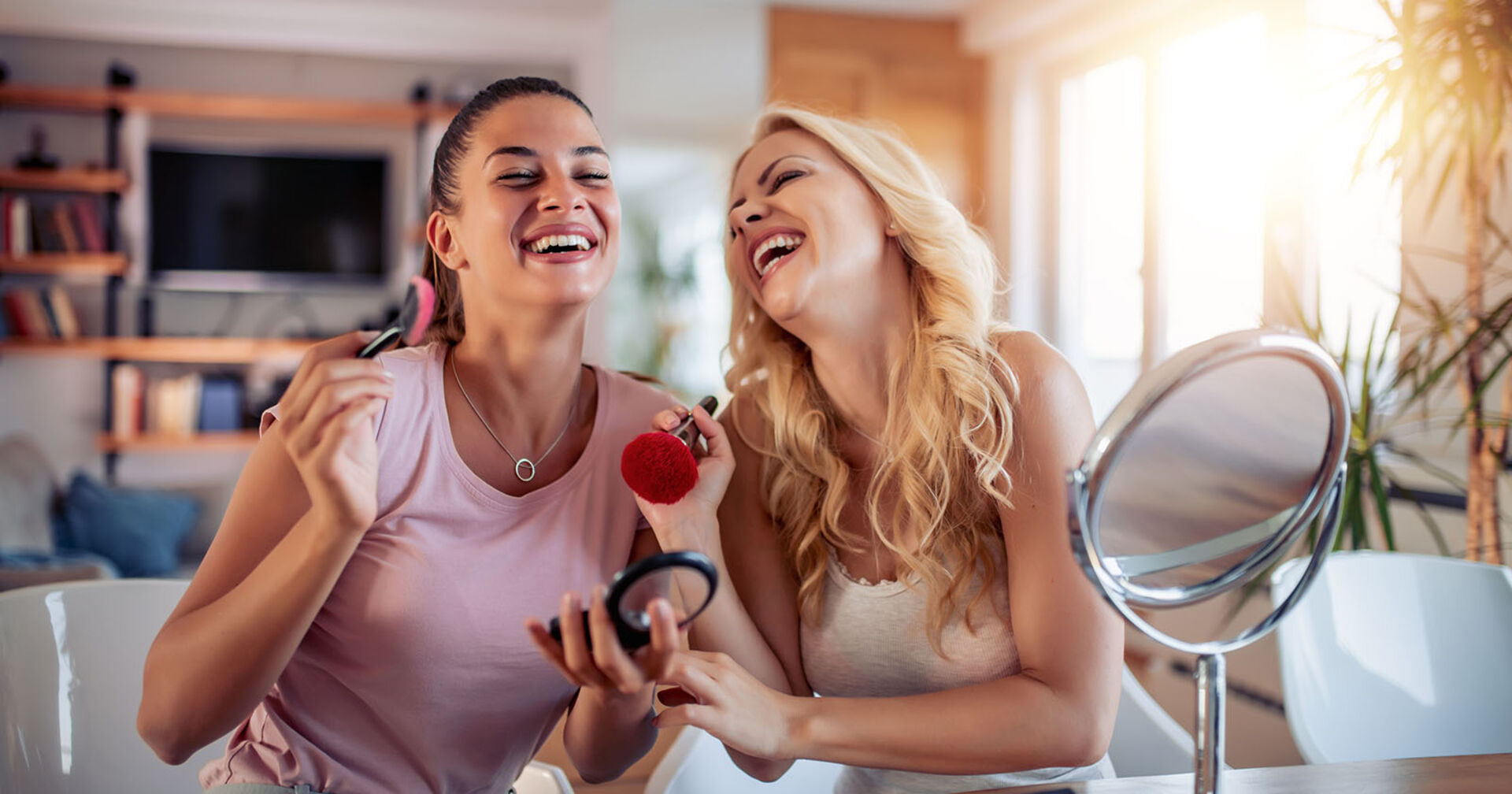 Zwei Frauen schminken sich | Credit: iStock.com/Ivanko_Brnjakovic