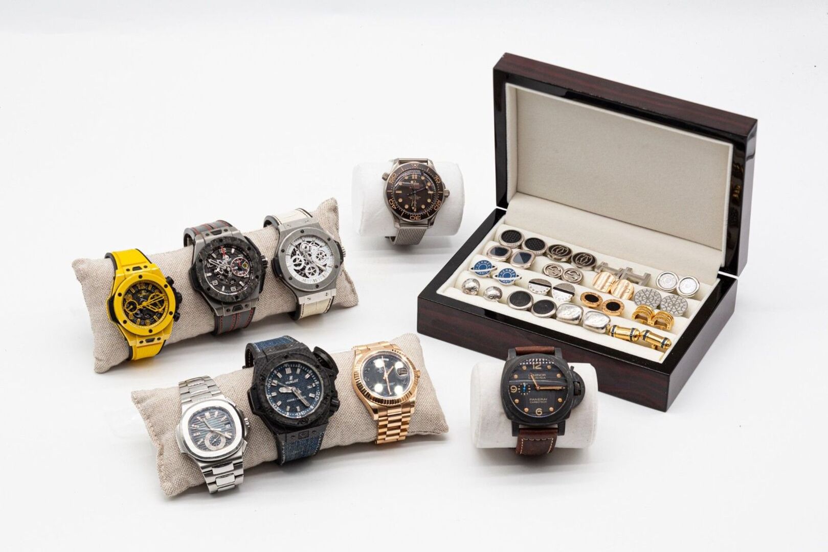 Acht Uhren und mehrere Paar Manschettenknöpfe