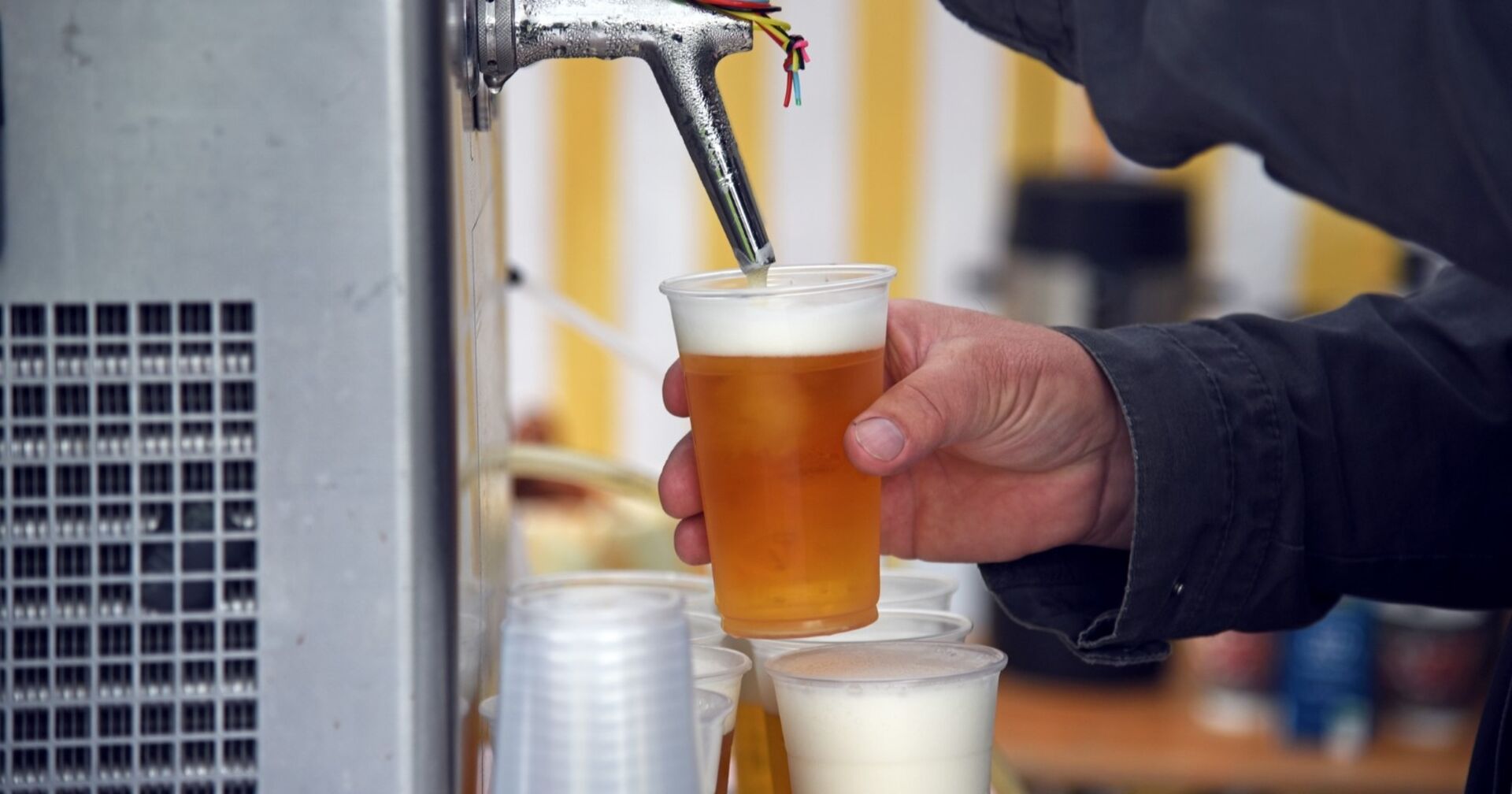 Zapfanlage, an der Bier in einen Becher eingefüllt wird