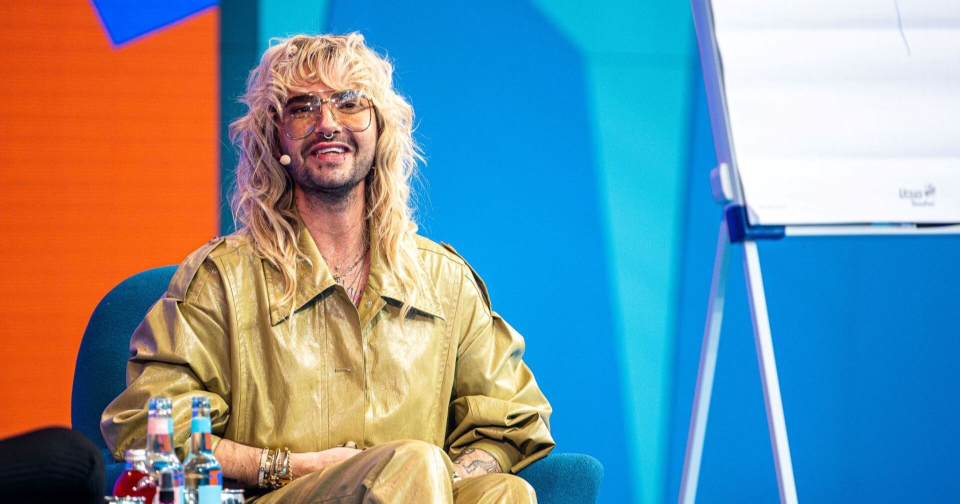 Bill Kaulitz mit einer gelben Sonnenbrille.