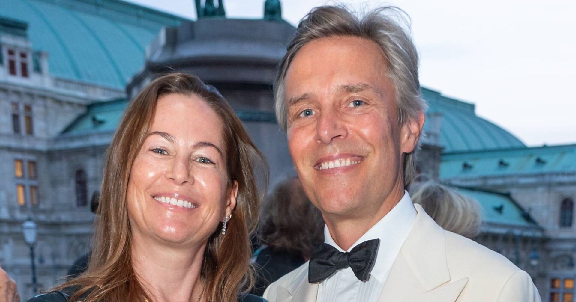 Birgit Lauda und ihr Freund Marcus Sieberer vor der Albertina.