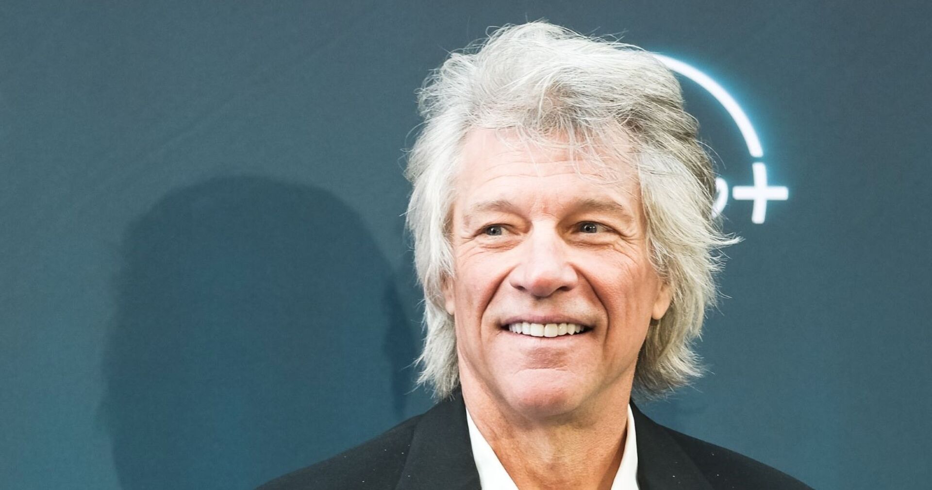 Jon Bon Jovi lächelt bei einer Premiere