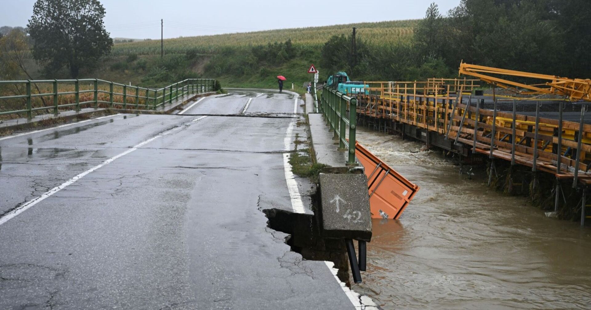 Eingestürzte Brücke in Böheimkirchen, daneben die Baustelle der neuen Brücke