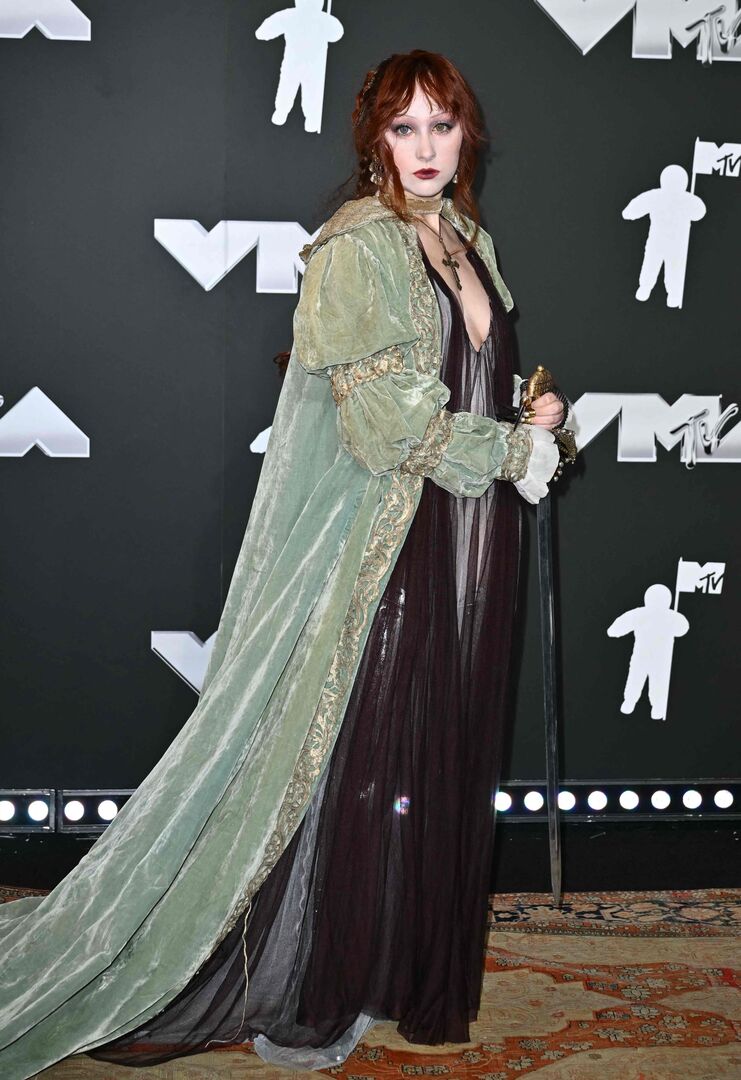 Eine Frau mit Umhang und Schwert