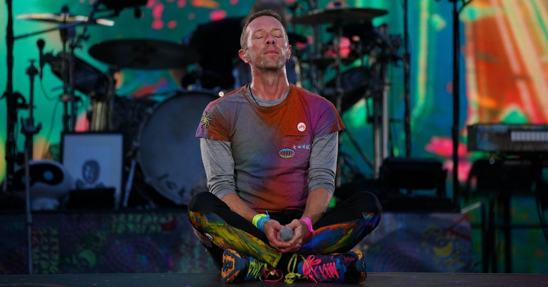 Coldplay-Frontmann Chris Martin auf der Bühne.