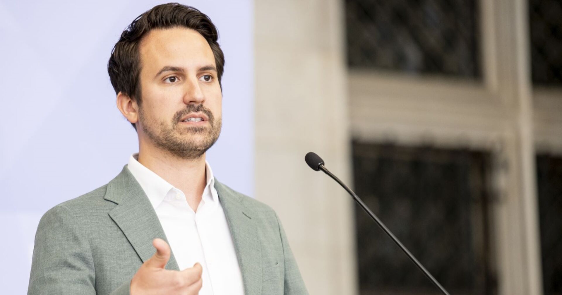 Christoph Wiederkehr (NEOS) auf einer Pressekonferenz