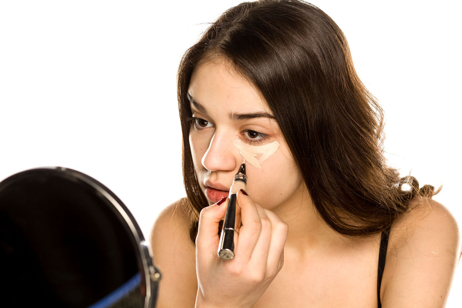 Frau schminkt sich | Credit: iStock.com/VladimirFLoyd