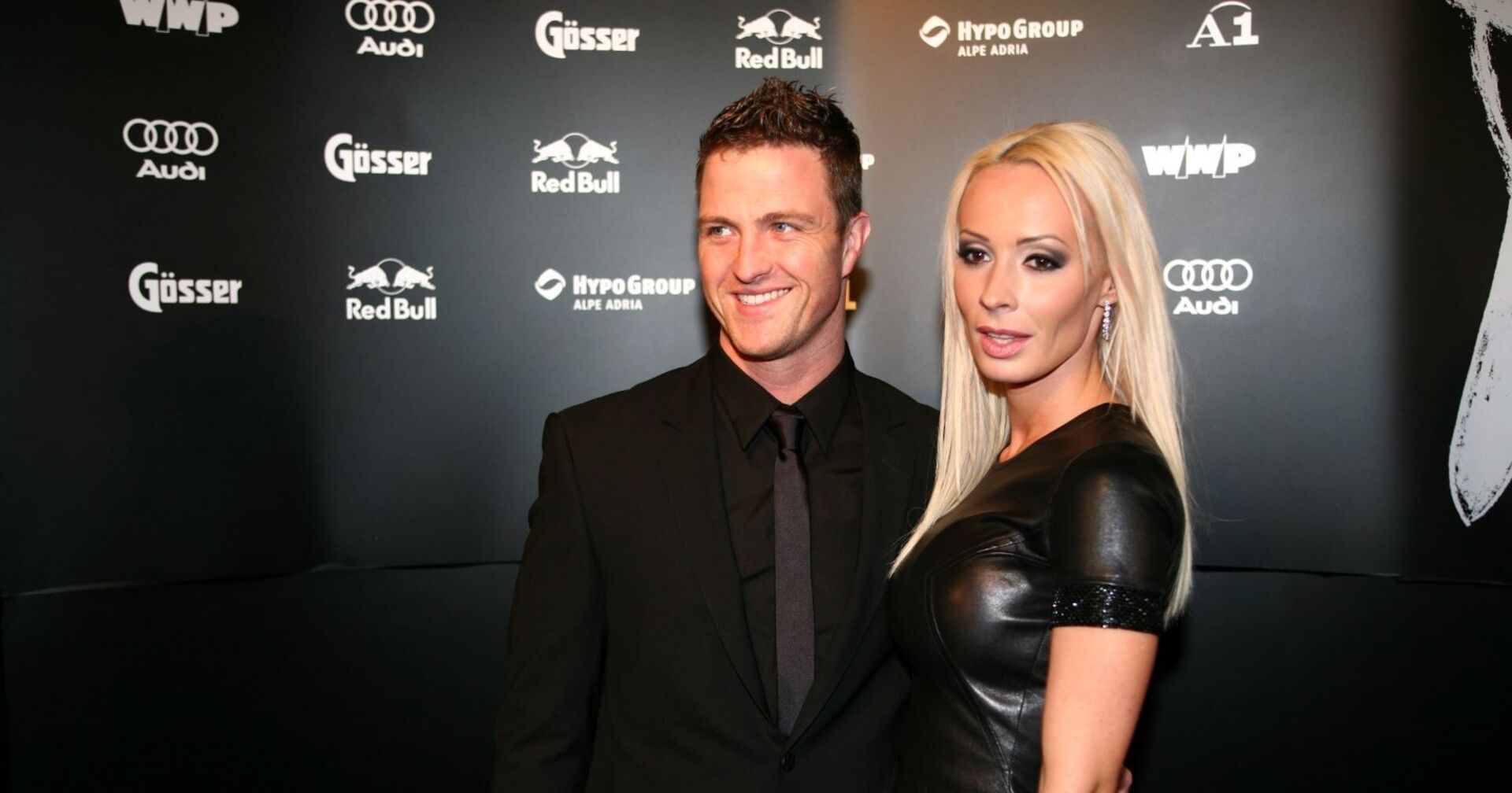 Ralf und Cora Schumacher posieren schwarz gekleidet für die Kamera.