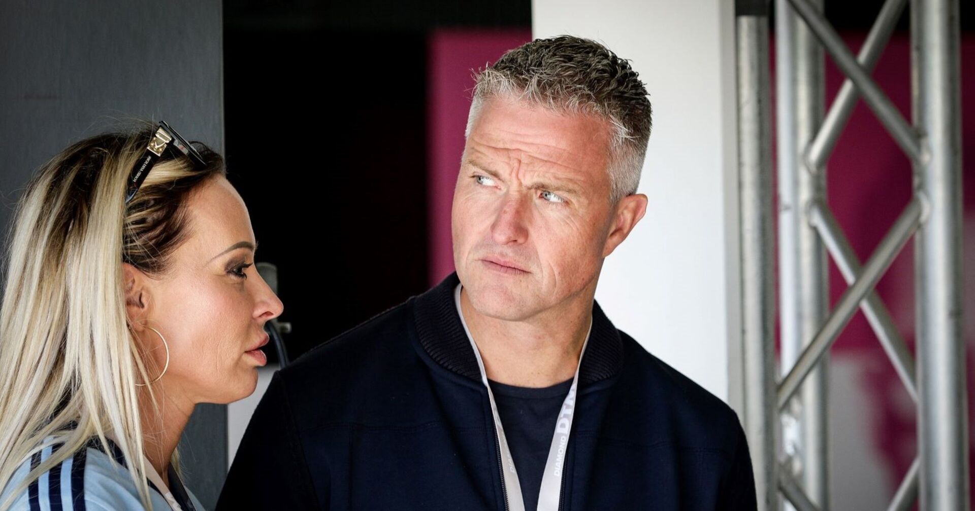 Ralf und Cora Schumacher schauen ernst.