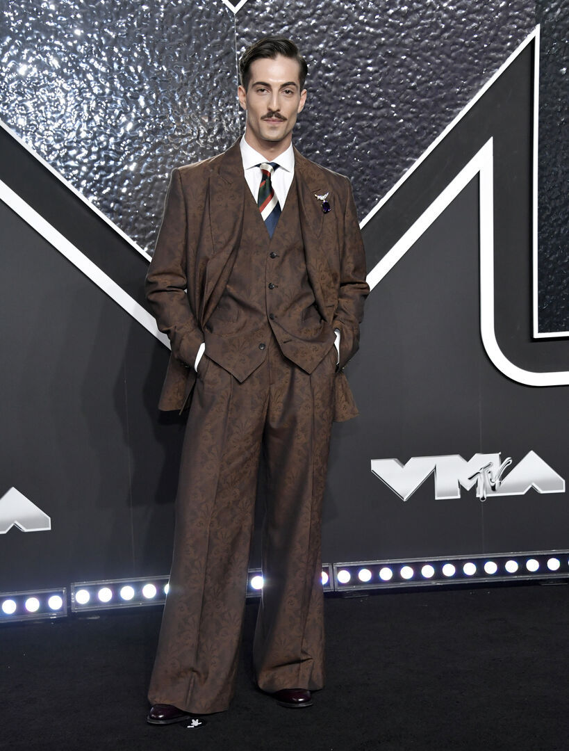 Ein Mann in einem braunen Anzug