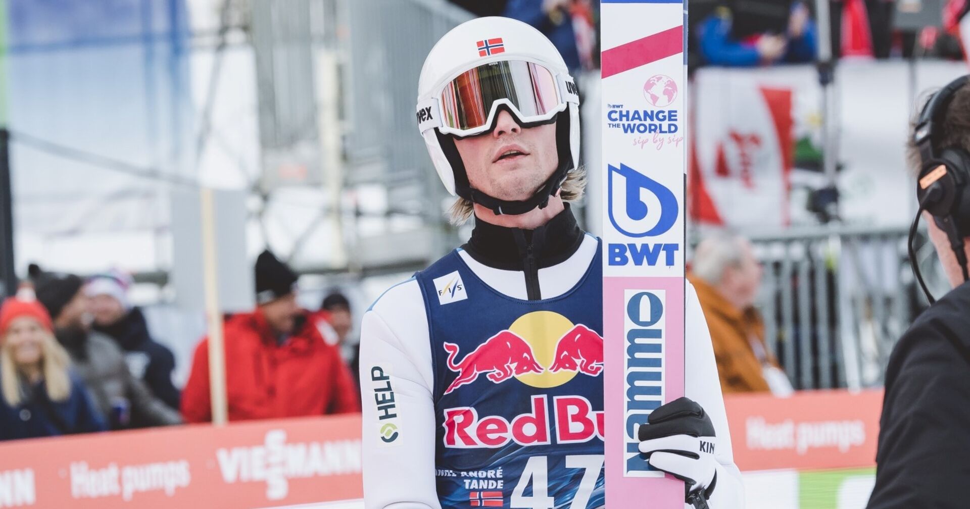 Der norwegische Skispringer Daniel Andre Tande im Auslauf einer Skisprungschanze