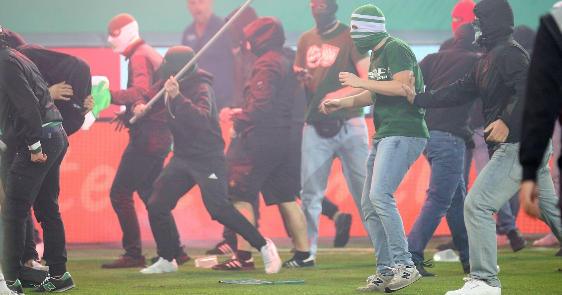 Eskalierende Fans beim Wiener Derby.