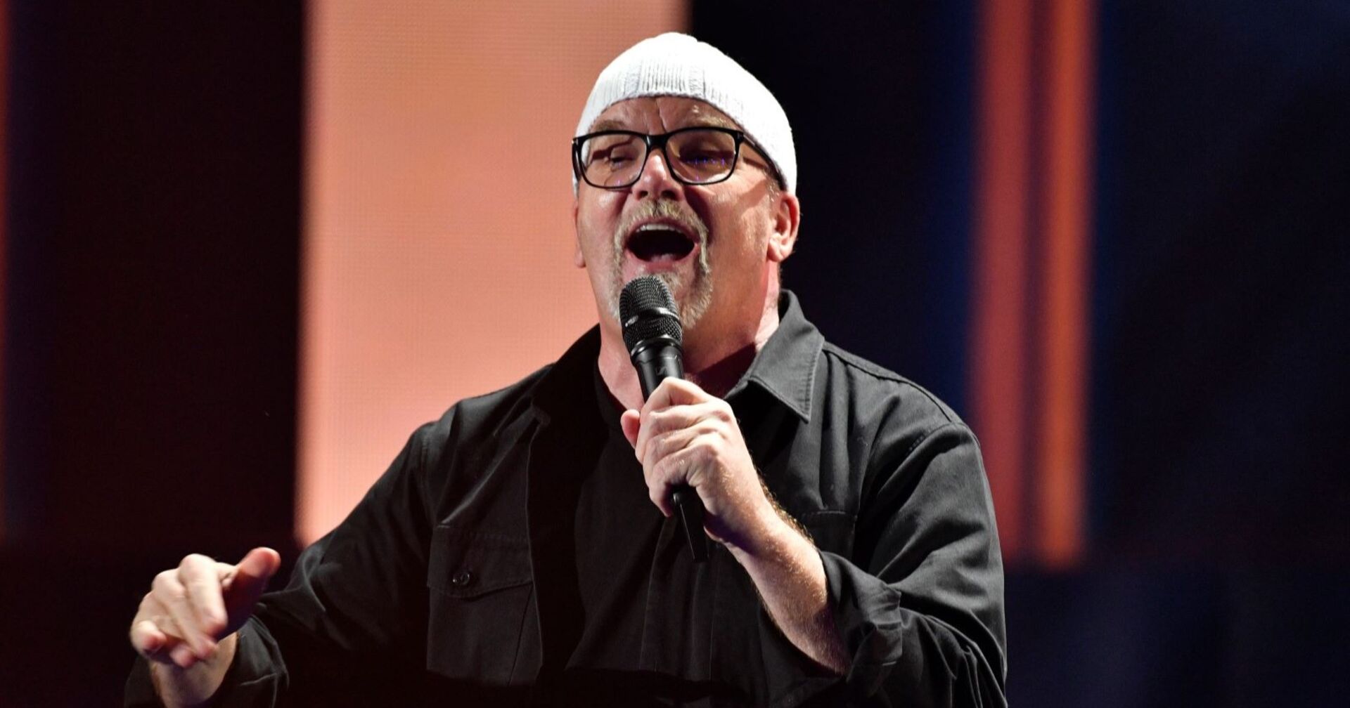 DJ Ötzi singt in ein Mikrophon.