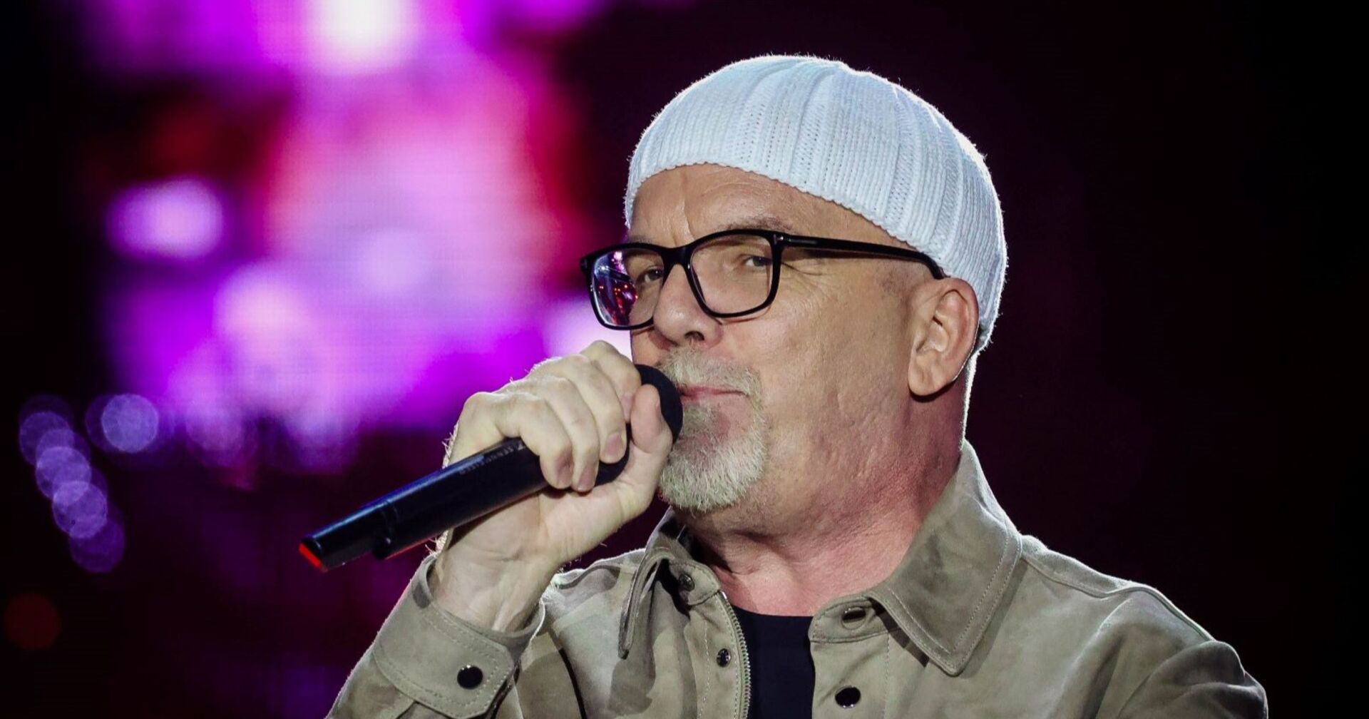 DJ Ötzi singt auf der Bühne in ein Mikrophon.