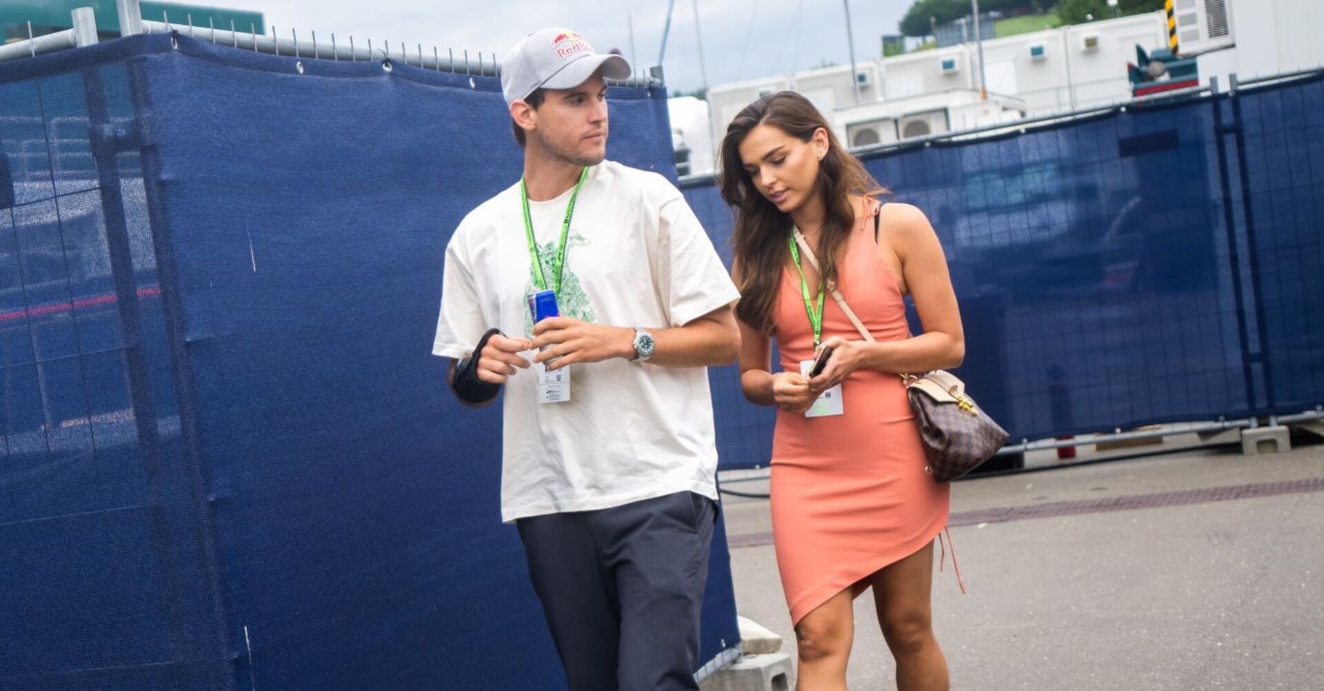 Lili Paul-Roncalli &amp; Dominic Thiem gehen nebeneinander