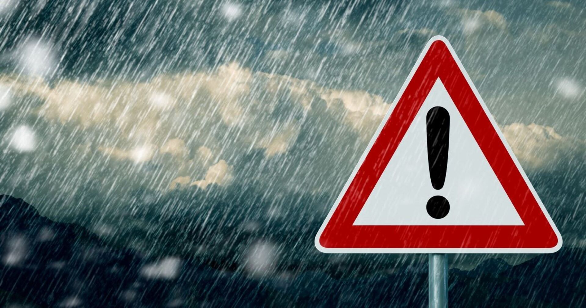 Warnschild und starker Regen im Hintergrund.