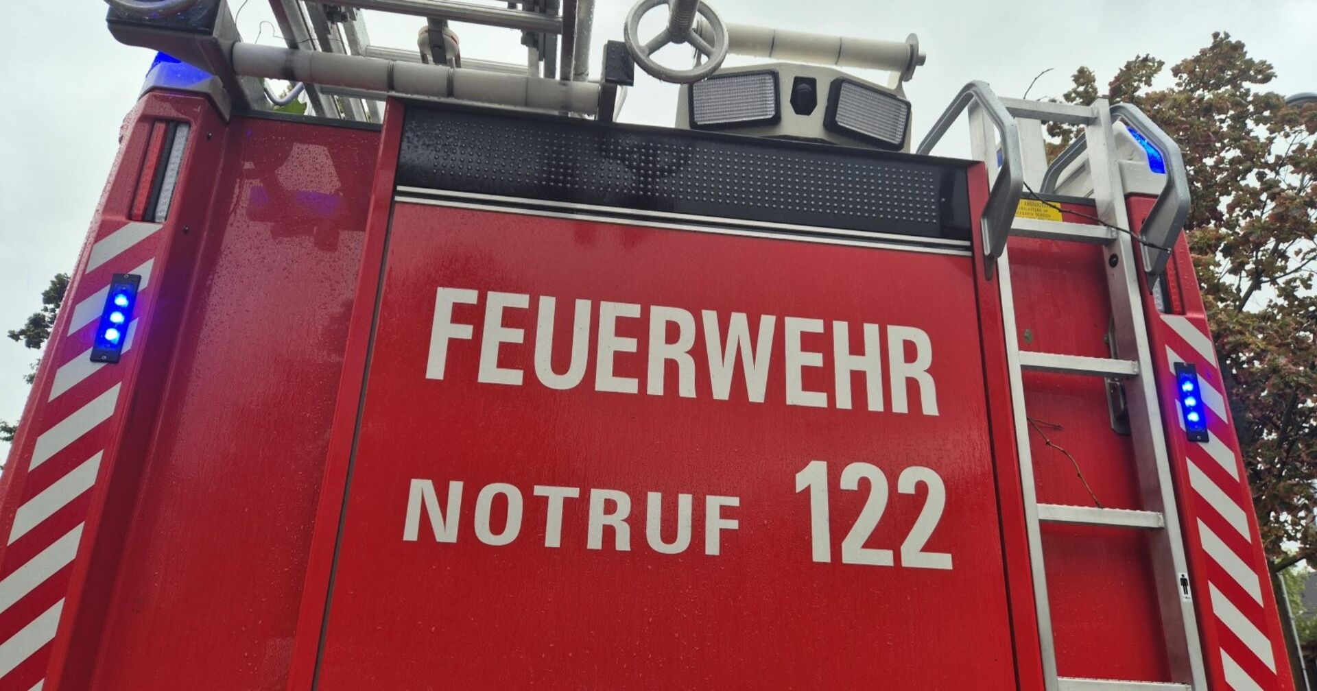 Rückseite eines Feuerwehrfahrzeuges im Einsatz