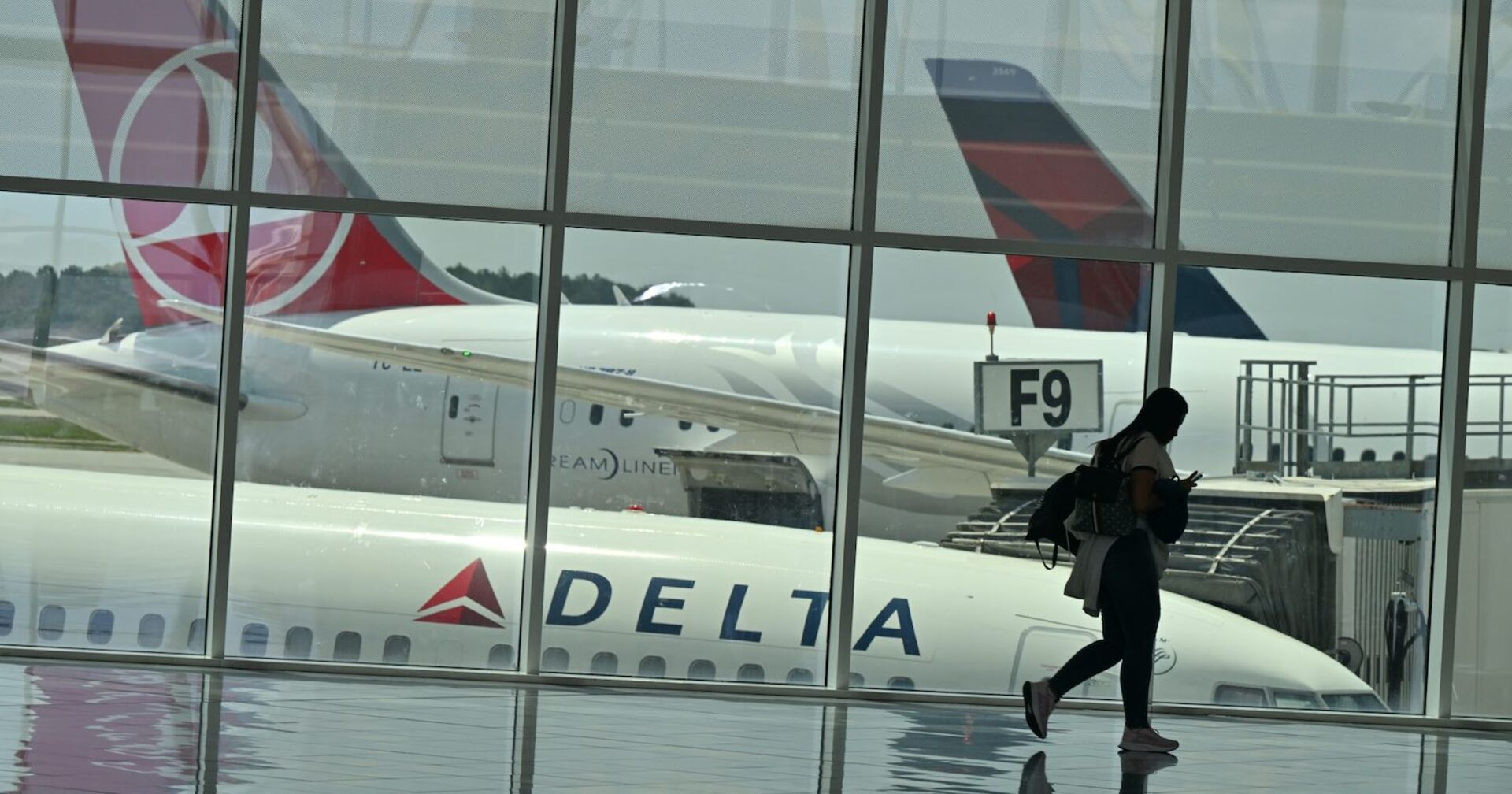 Ein Flugzeug der Delta Air Lines an einem Flughafen.