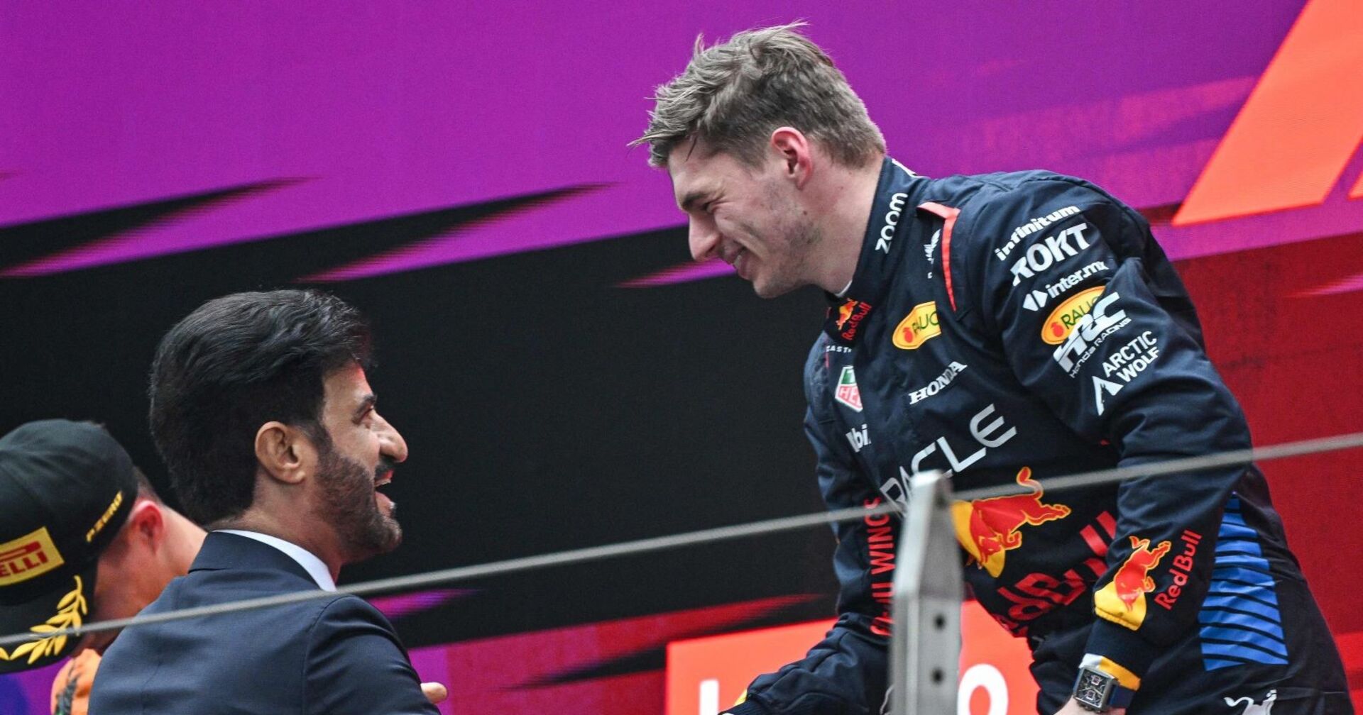 FIA Präsident Sulayem und Max Verstappen bei einer Siegerehrung