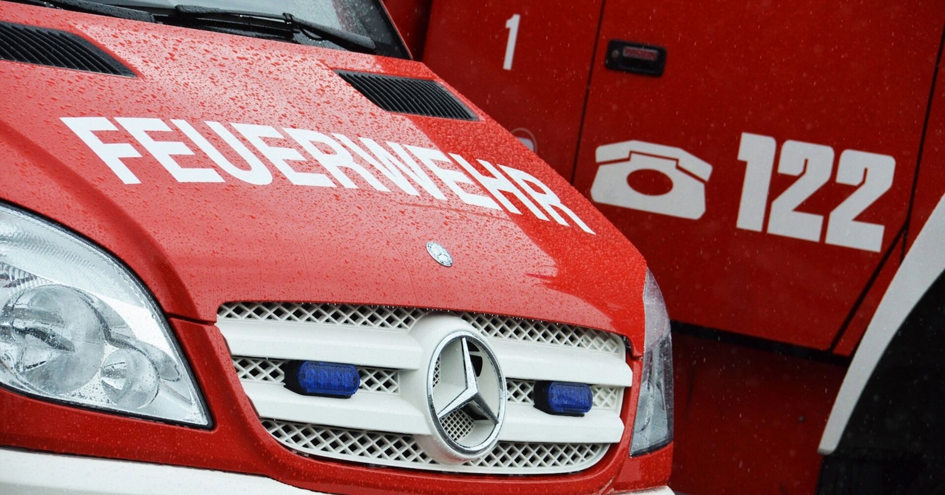 Ein Feuerwehrauto von vorne, darauf die Notrufnummer 122.