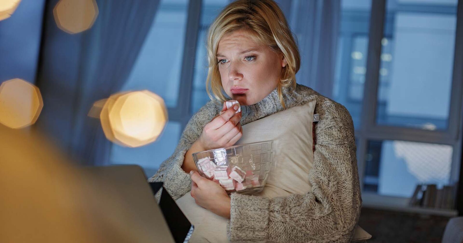 Frau isst Süßigkeiten | Credit: iStock.com/YakobchukOlena