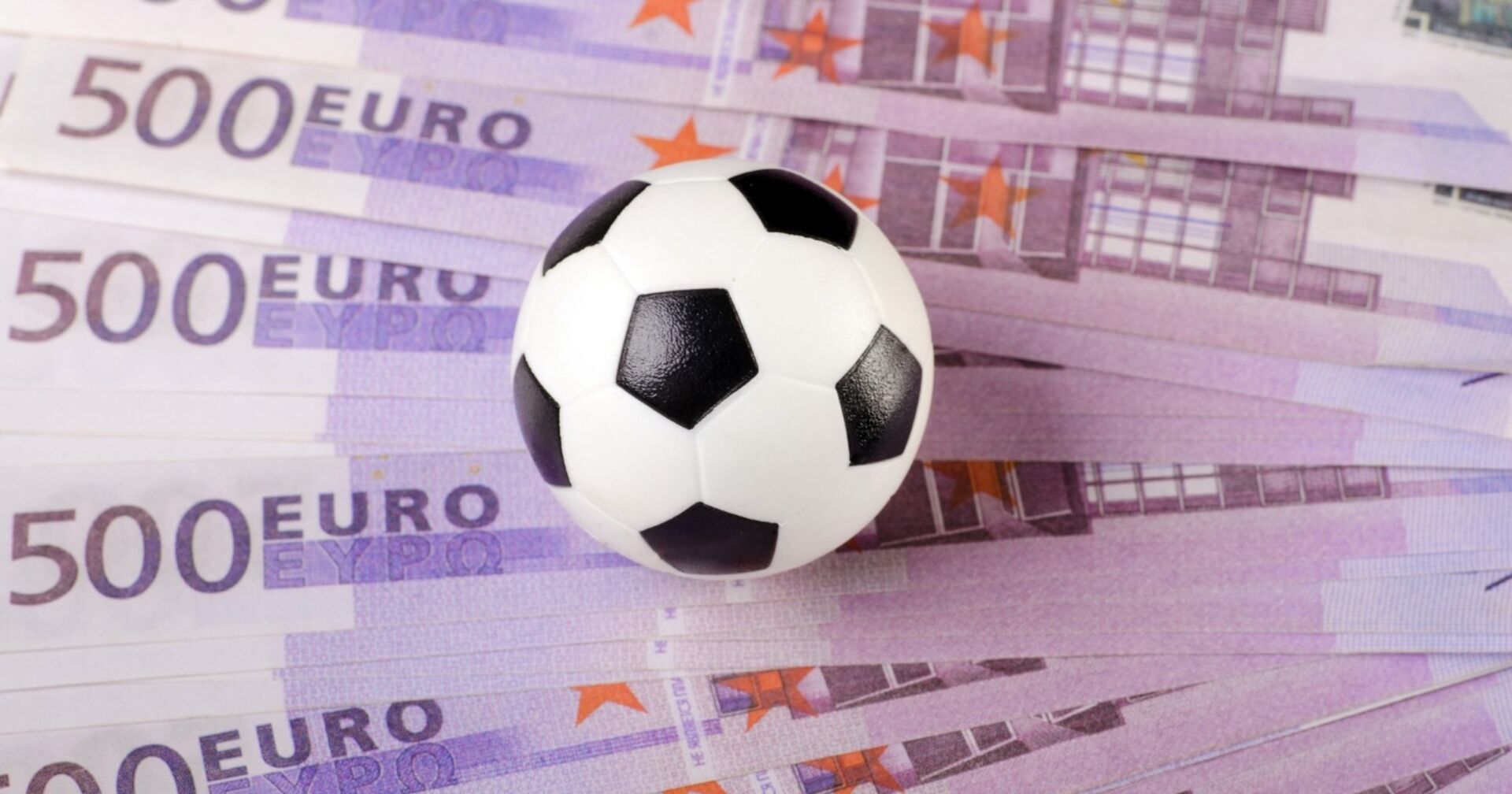 Fußball liegt auf einem Bett von 500 Euro Banknoten