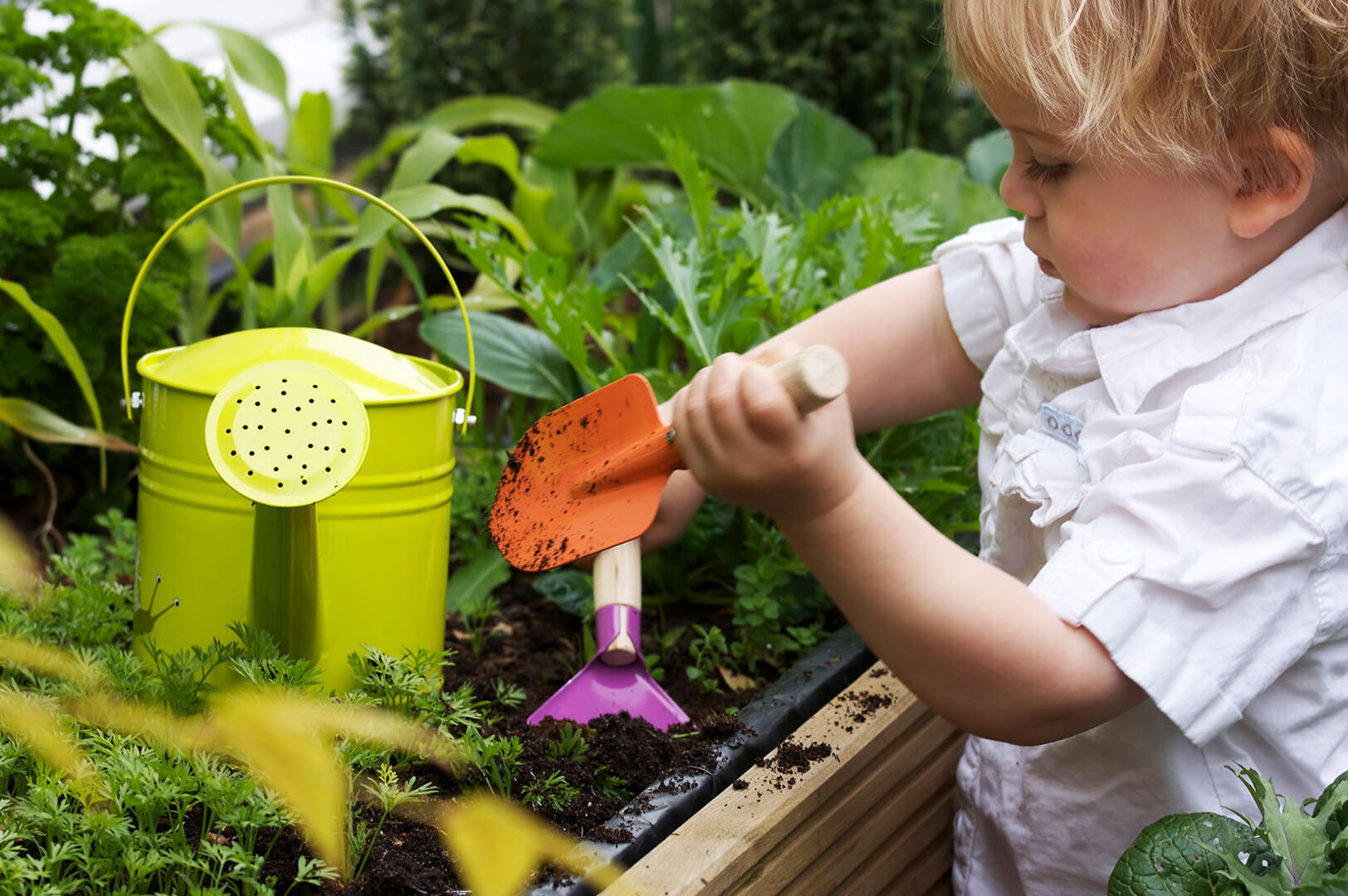 Kind arbeitet im Garten | Credit: iStock.com/simoningate