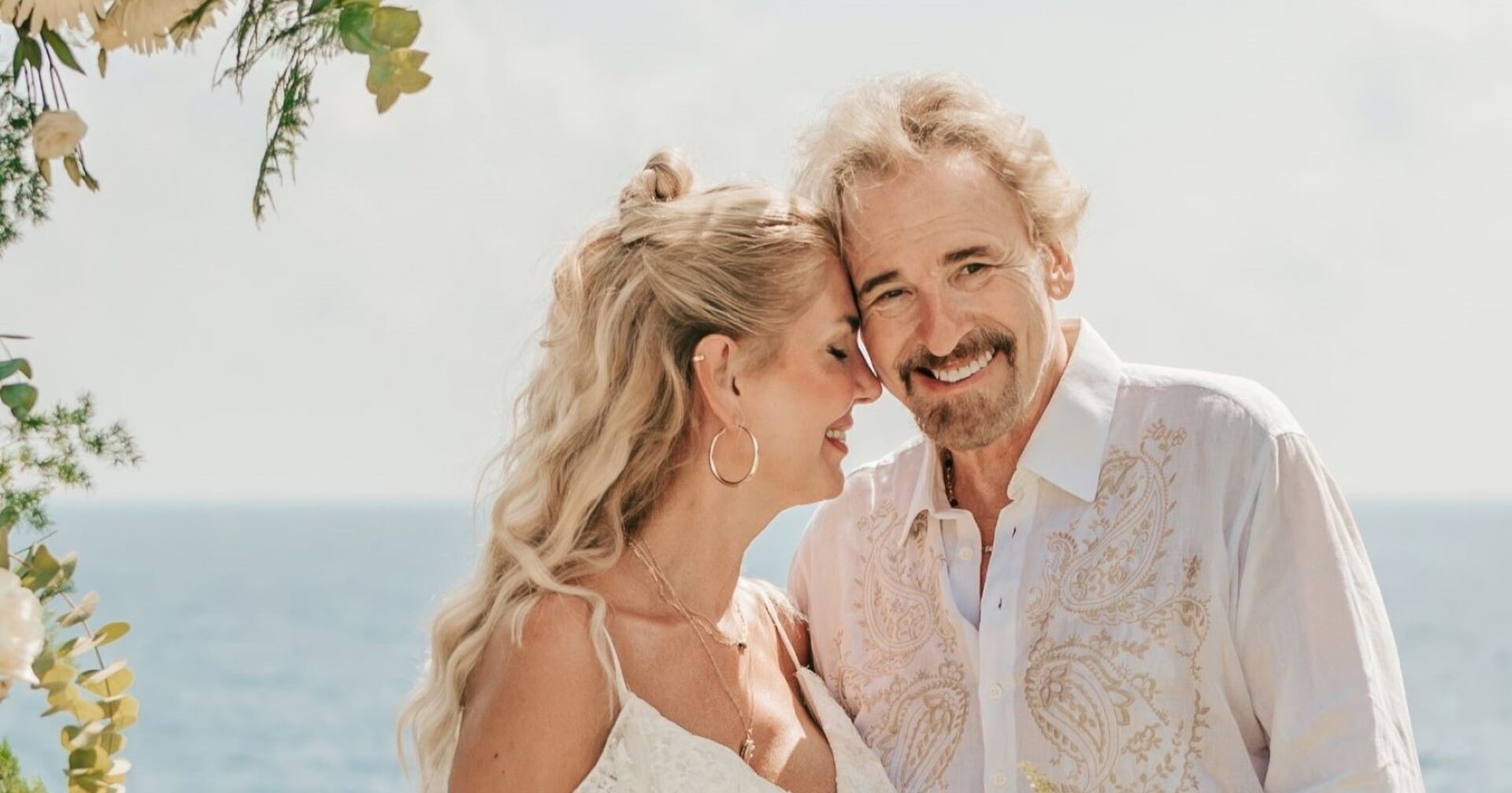 Ganz in weiß haben Gottschalk und Mroß an der Küste Ibizas geheiratet.