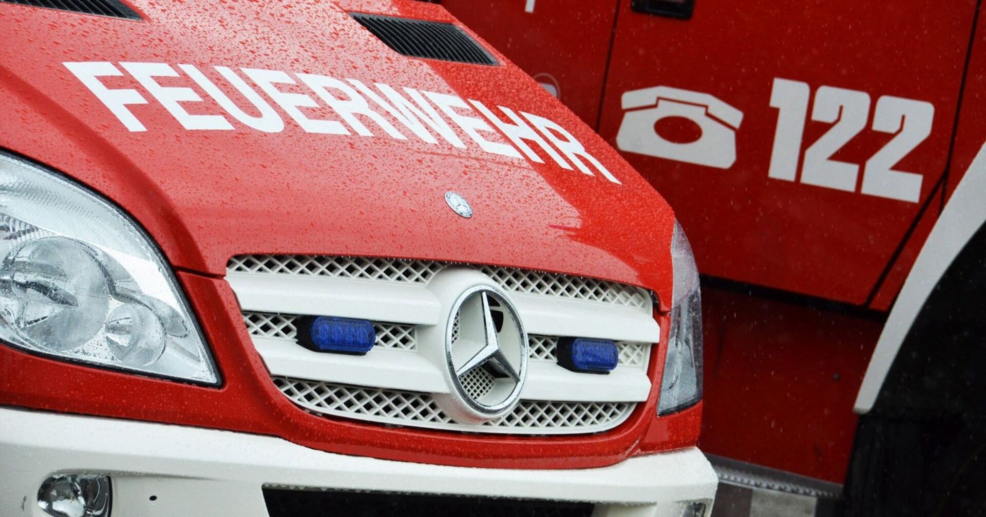Feuerwehrautos im Einsatz, Notfallnummer 122