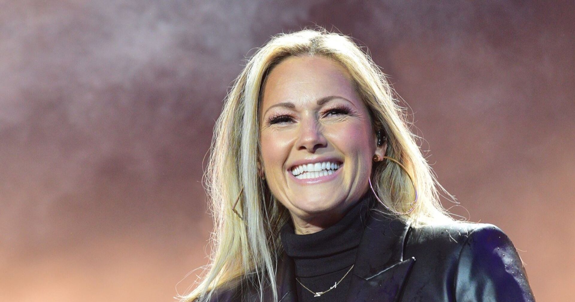 Helene Fischer lacht auf der Bühne.