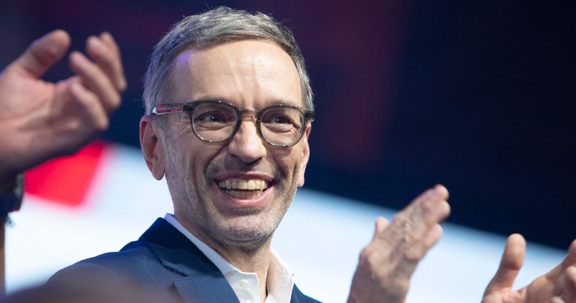 FPÖ-Chef Herbert Kickl fröhlich lachend bei einer Wahlkampfveranstaltung seiner Partei