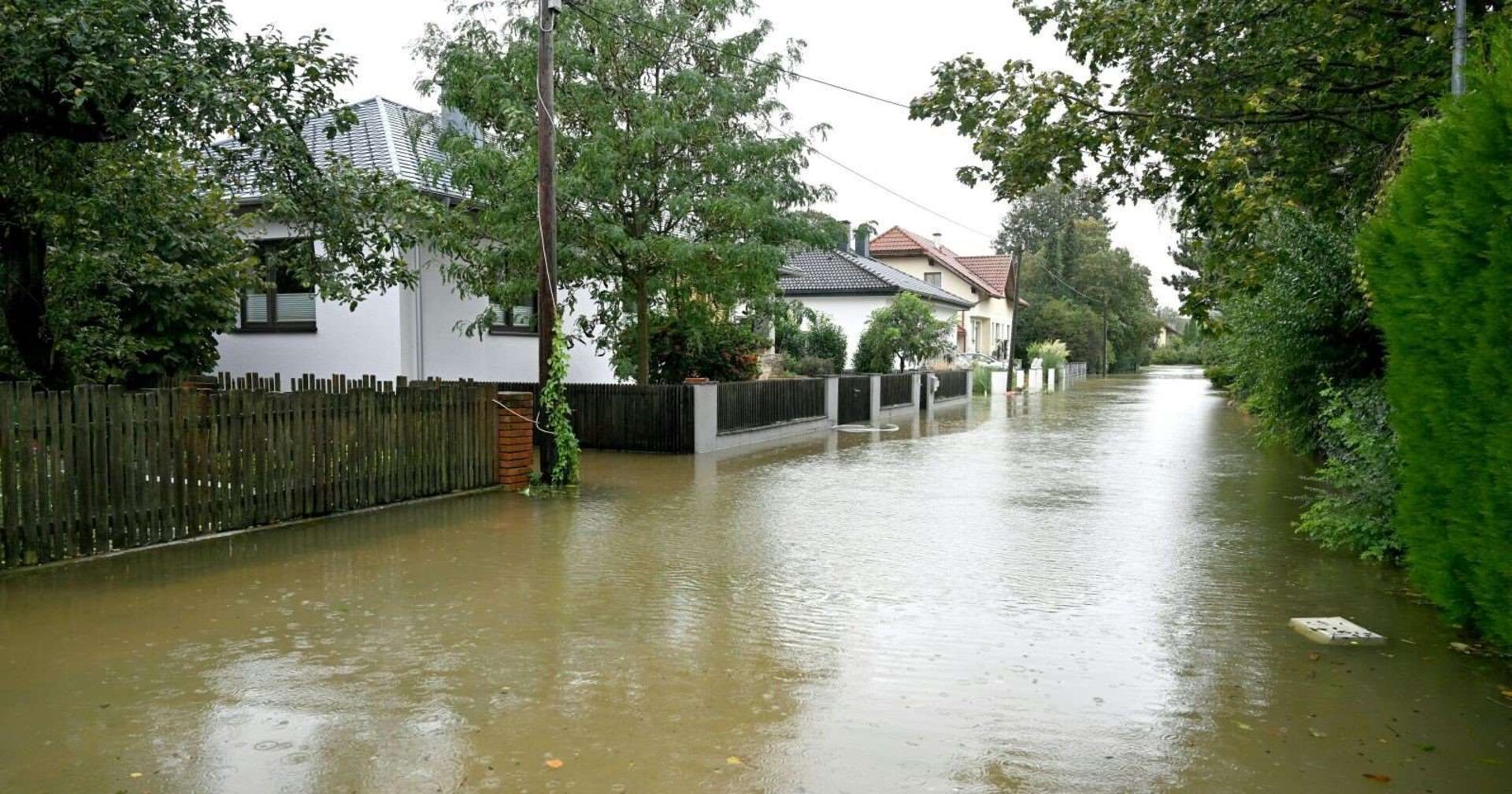 Überschwemmte Straße in Pottenbrunn in St. Pölten.