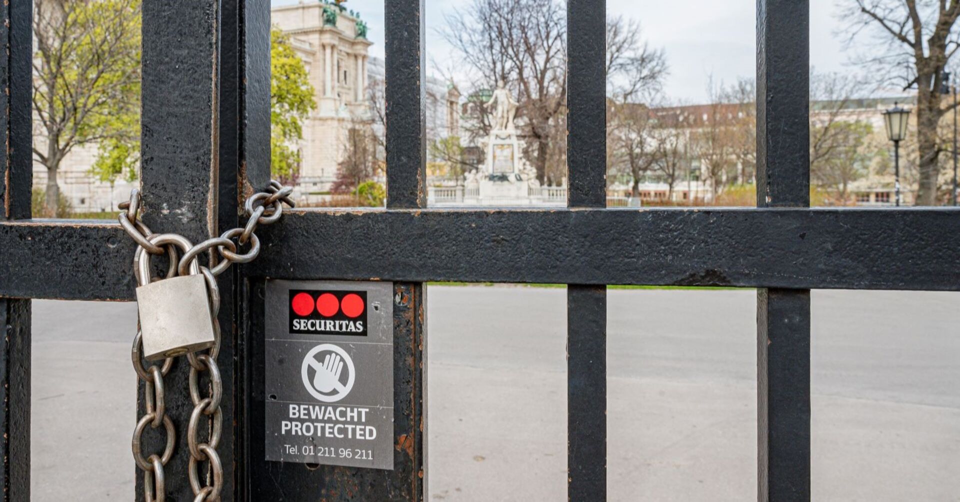 Der Zugang zum Burggarten ist mit einer Kette und Schloss versperrt