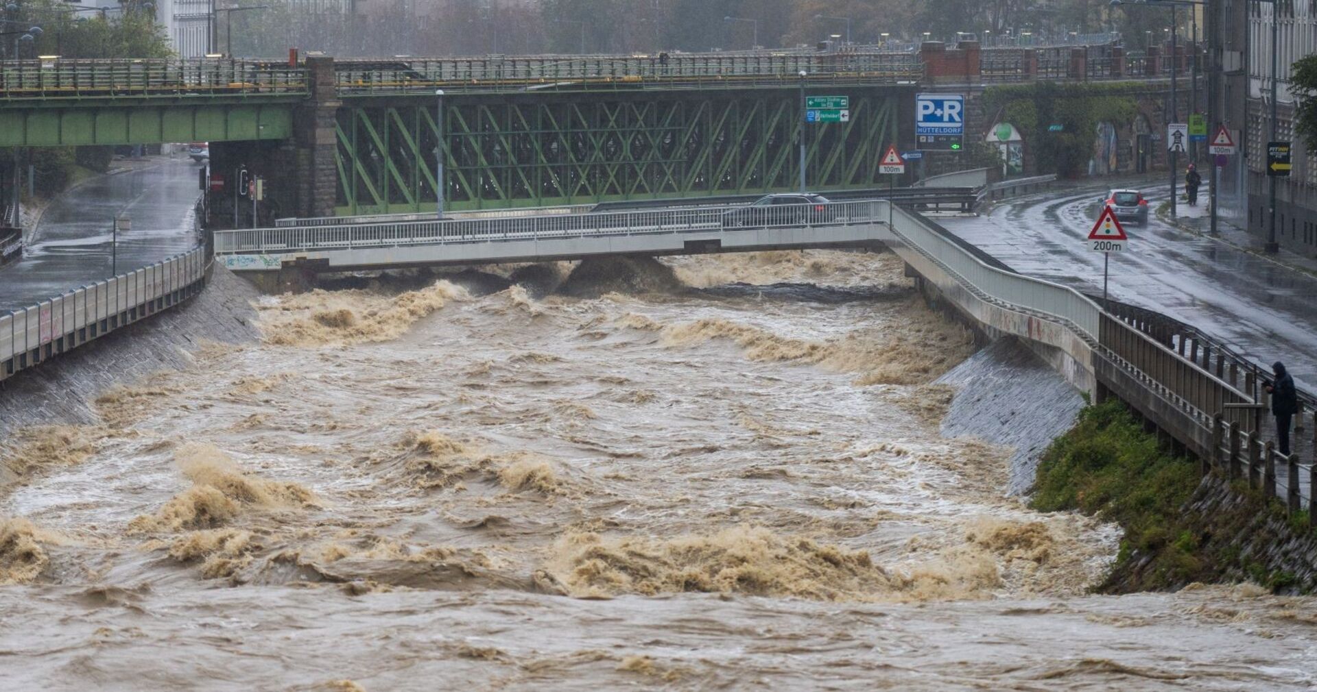 Der Wienfluss tritt mit reißenden Wassermassen über die Ufer.
