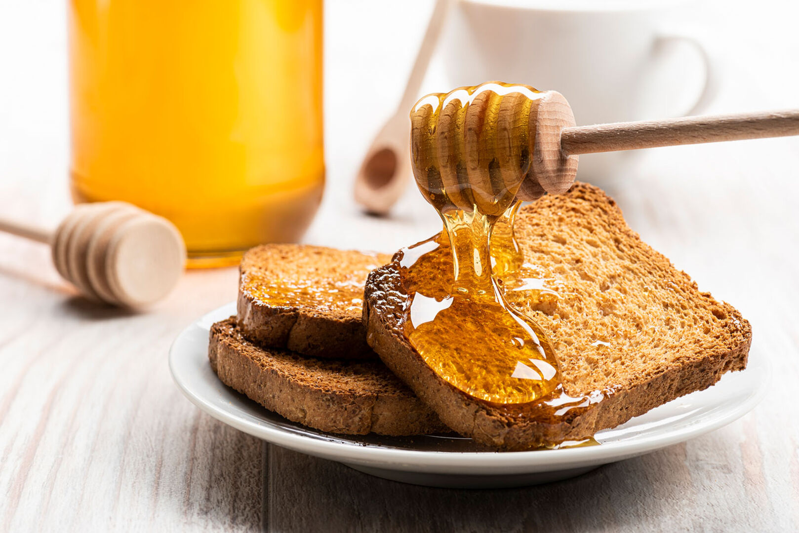 Honig auf einem Stück Toast | Credit: iStock.com/limpido