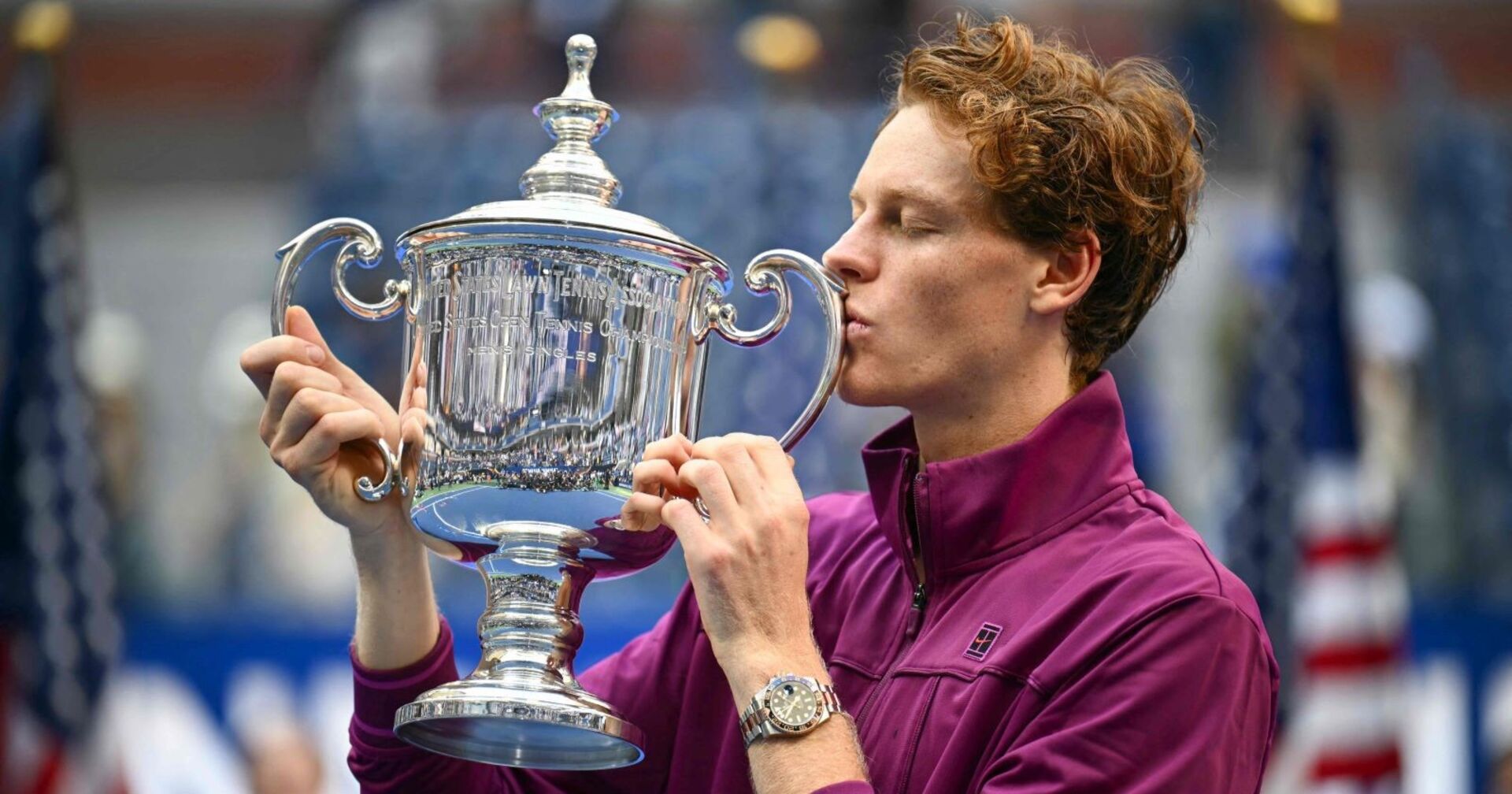 Der südtiroler Tennisspieler Jannik Sinner küsst die Trophäe der US open
