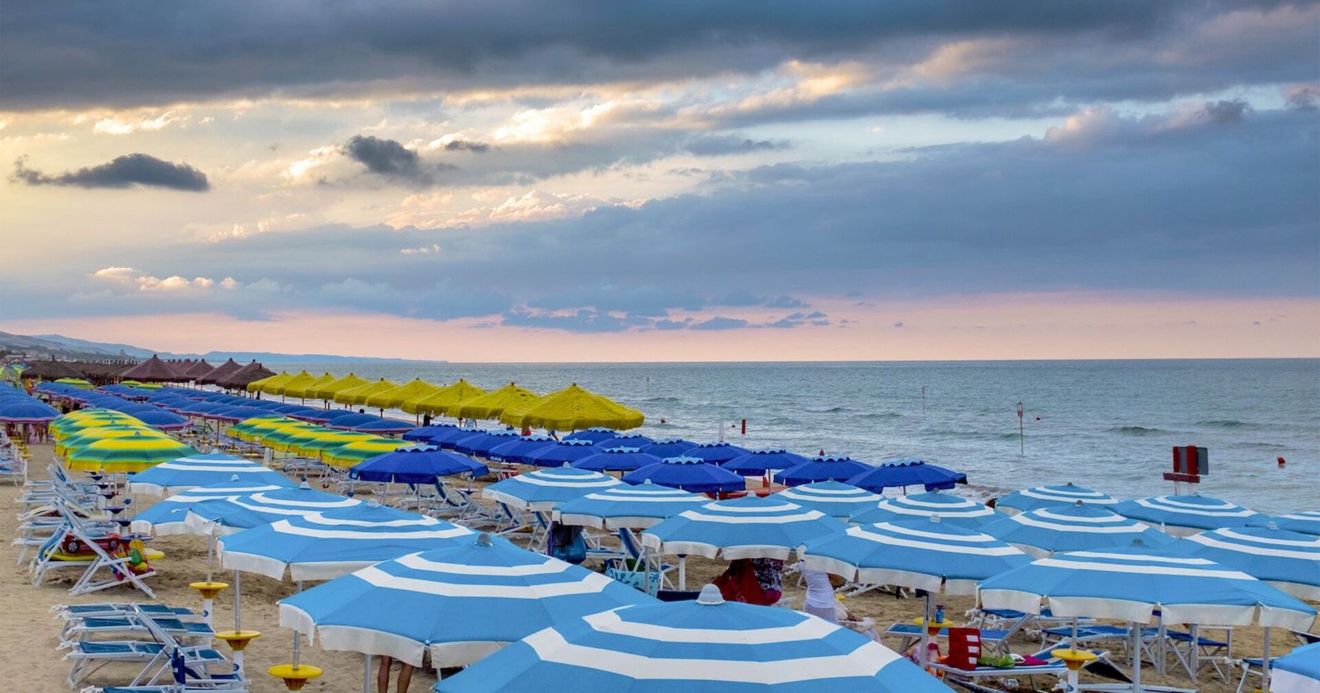 Schirme und Liegen an einem Strand in Jesolo.