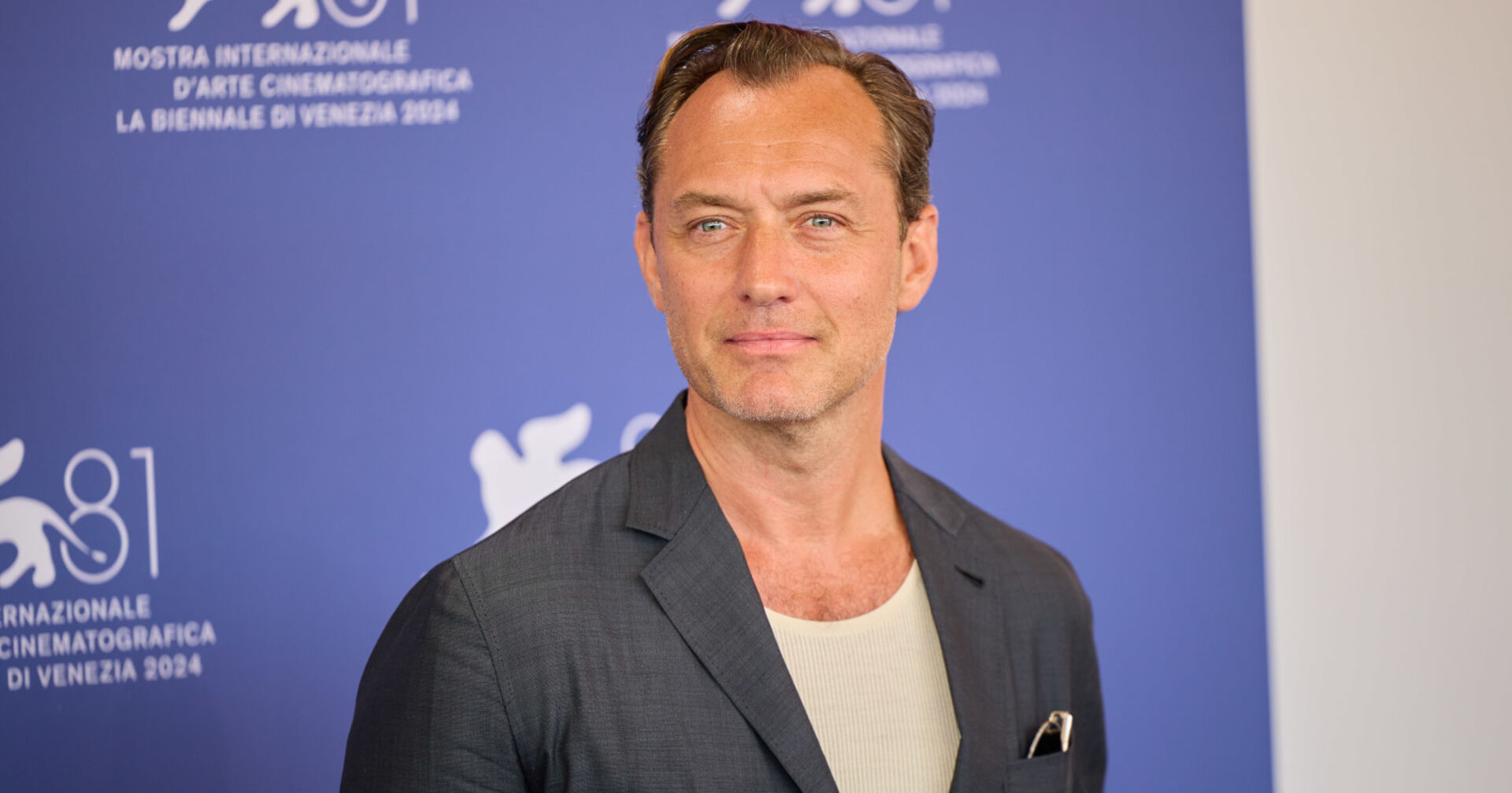 Ein Mann in einem Anzug