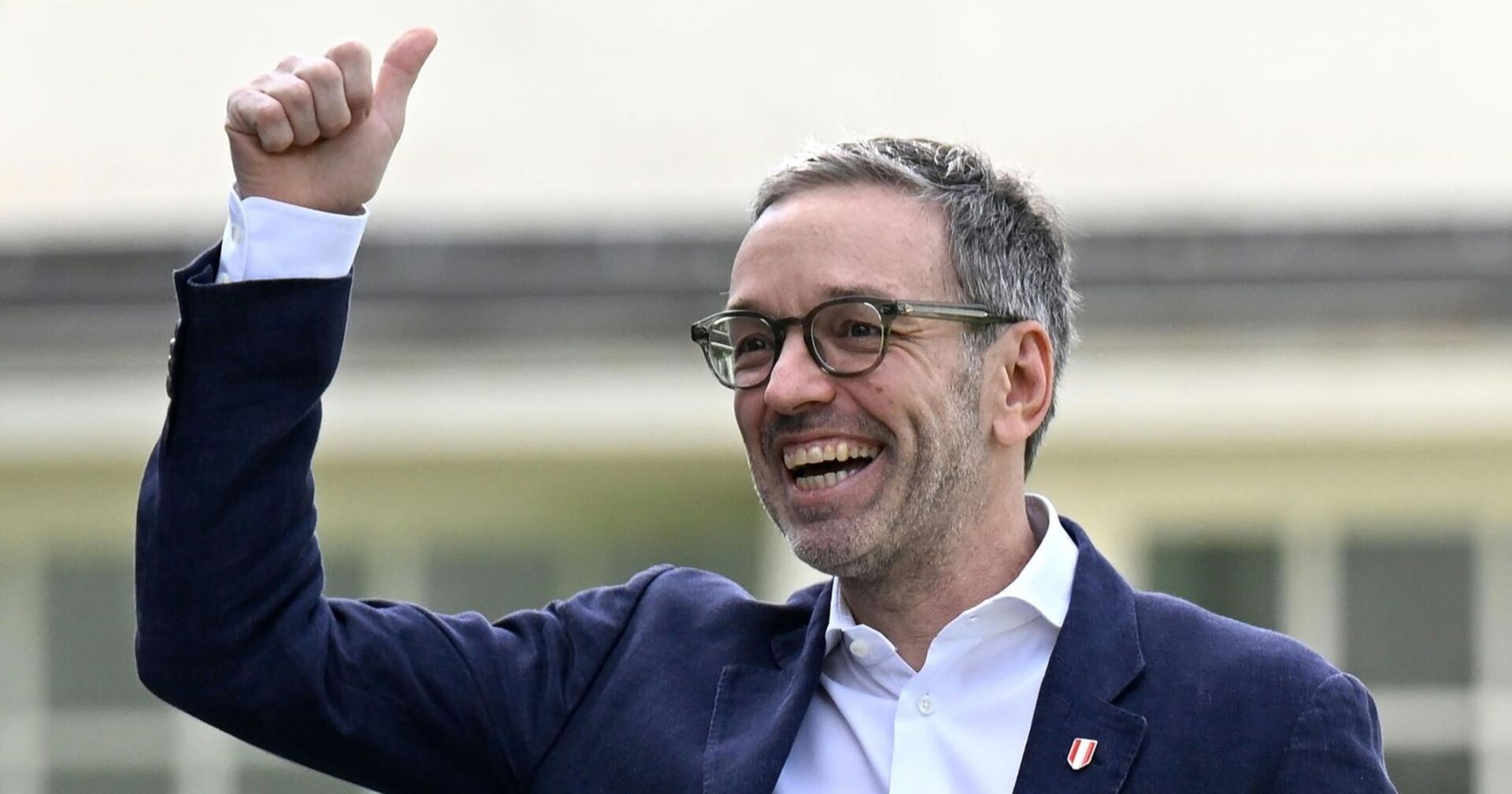 FPÖ-Chef Herbert Kickl lachend mit ausgestrecktem Daumen kurz nach dem Urnengang