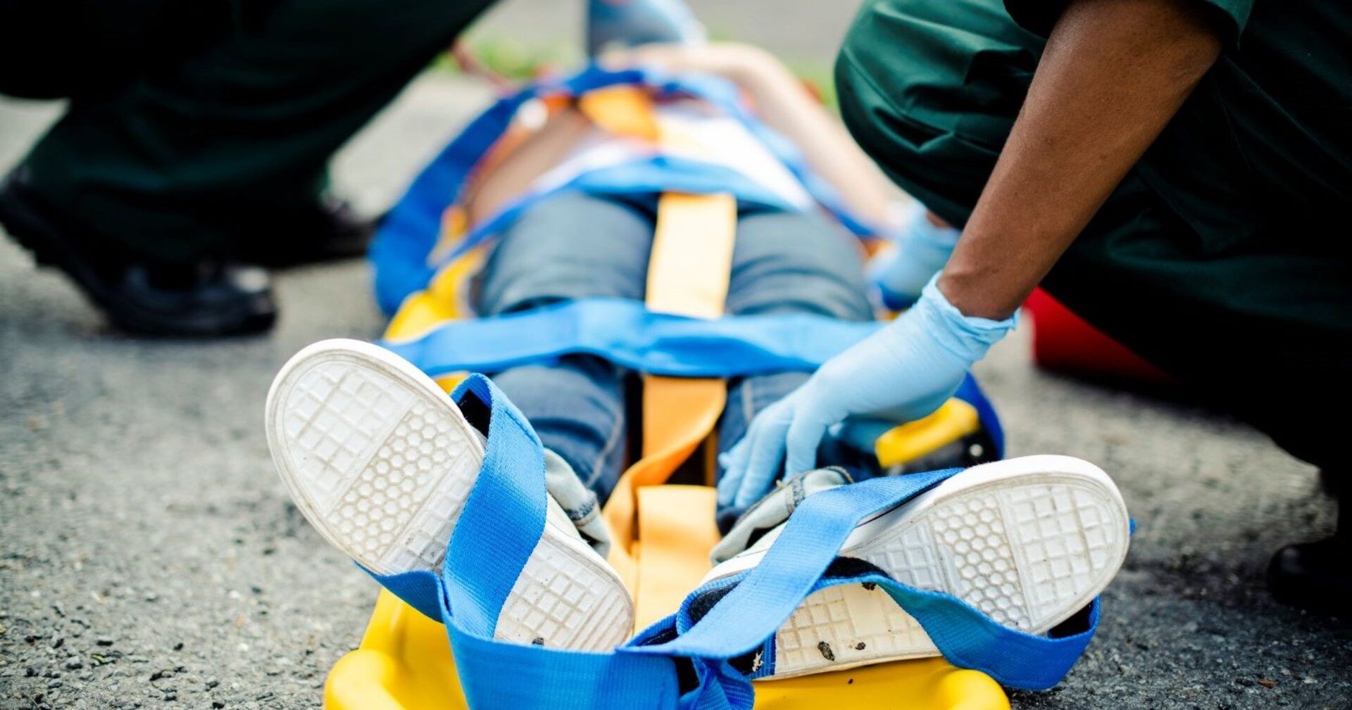 Rettungskräften helfen nach einen Unfall einem Kind.