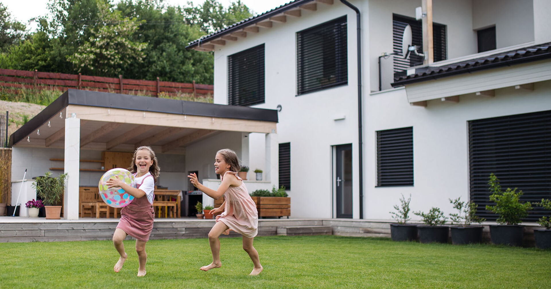 Kinder spielen im Garten | Credit: iStock.com/Halfpoint